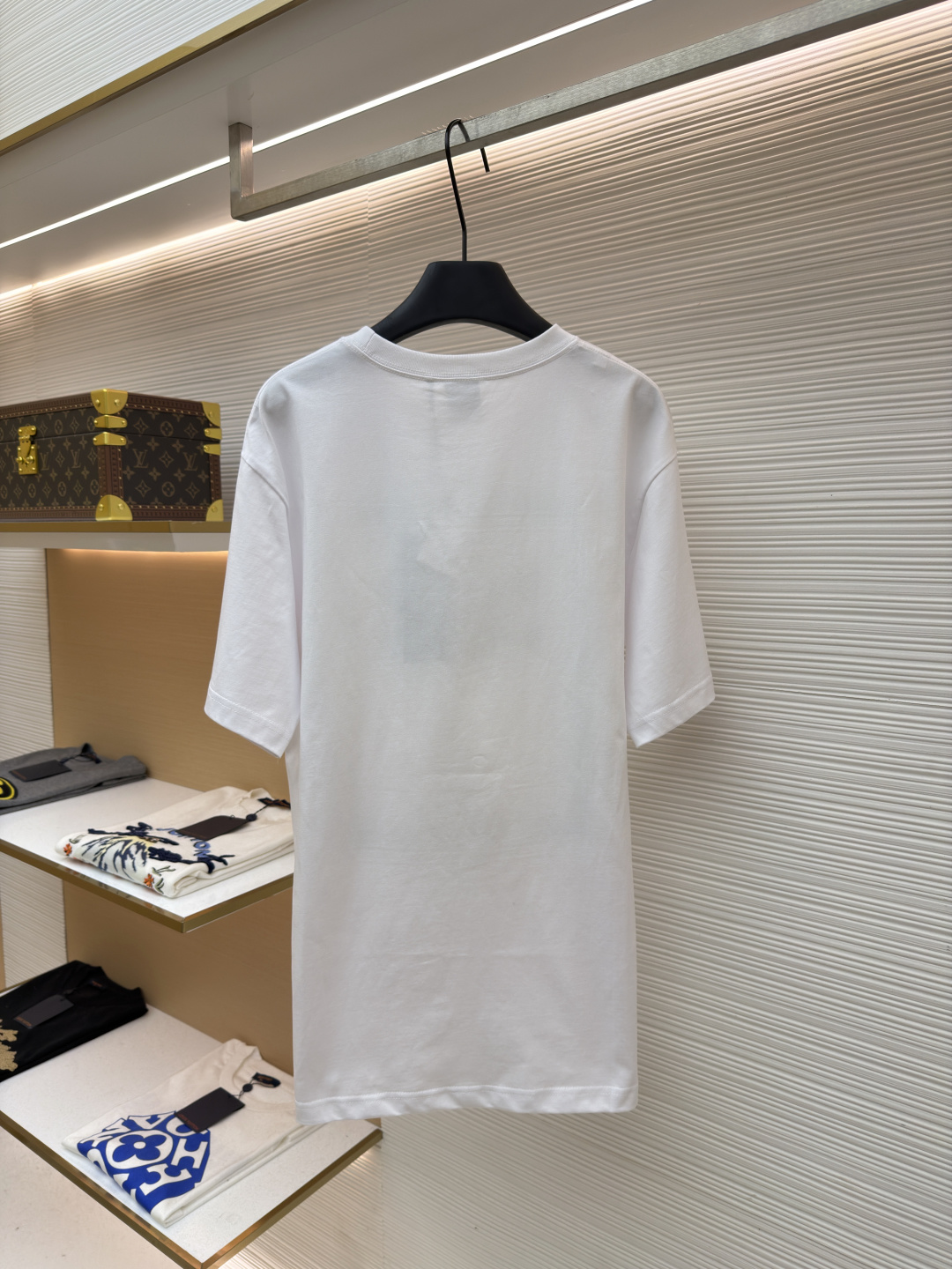 ディオールグリーンのフレームカバーは刺繍入り半袖です