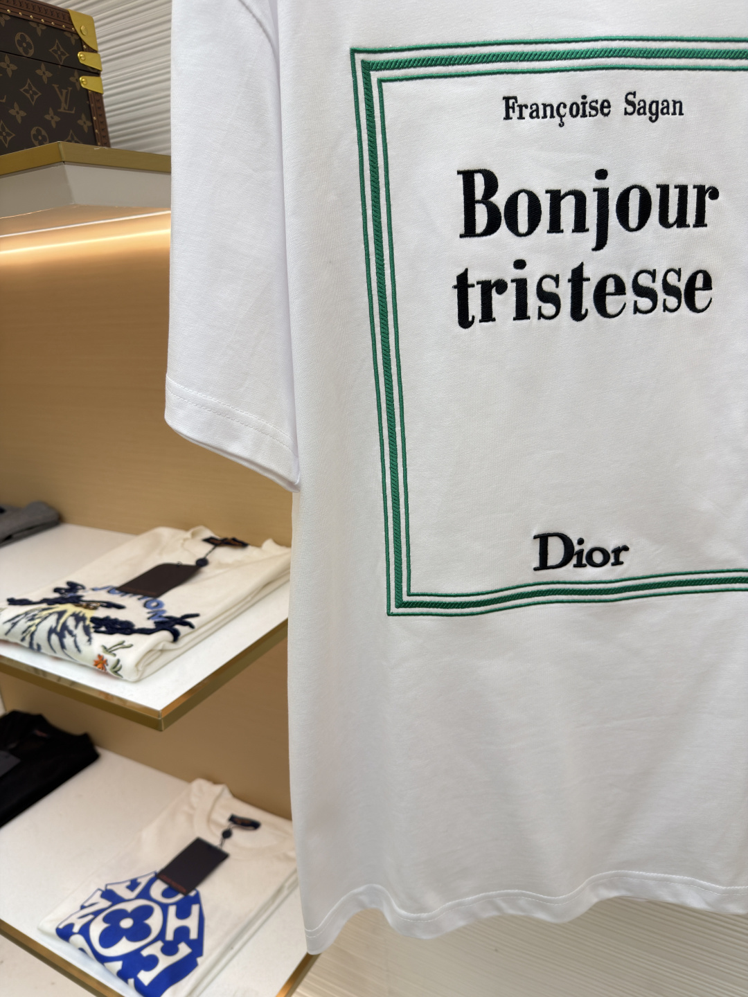 ディオールグリーンのフレームカバーは刺繍入り半袖です