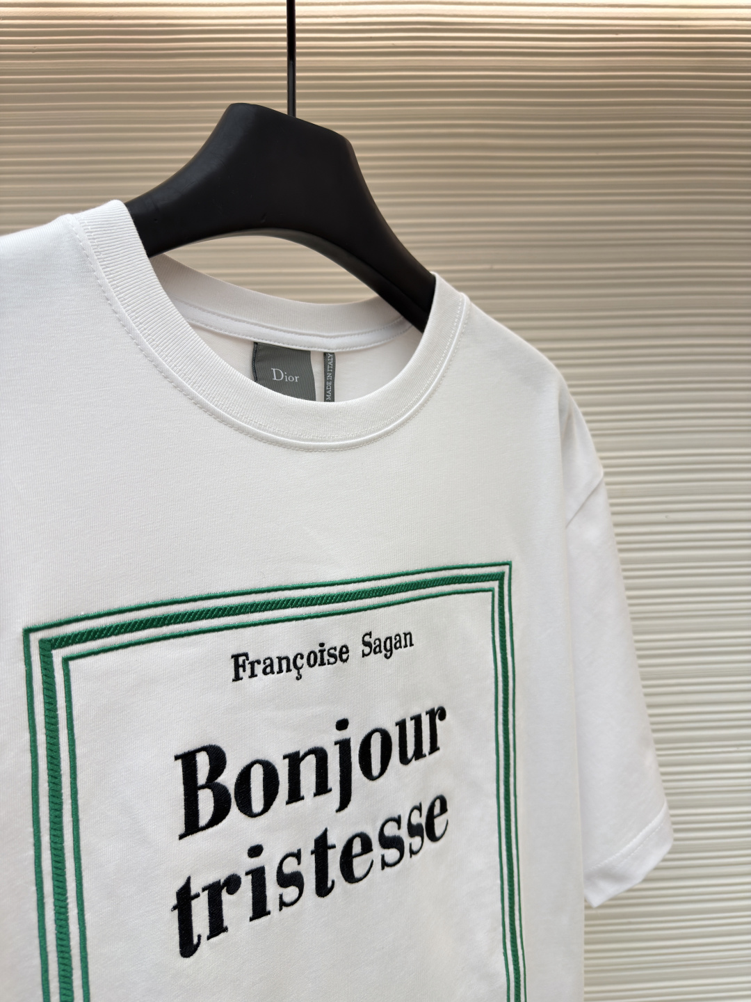 ディオールグリーンのフレームカバーは刺繍入り半袖です