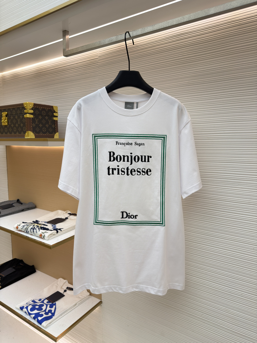 ディオールグリーンのフレームカバーは刺繍入り半袖です