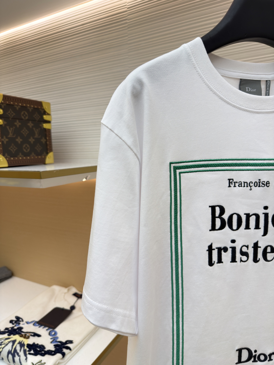 ディオールグリーンのフレームカバーは刺繍入り半袖です