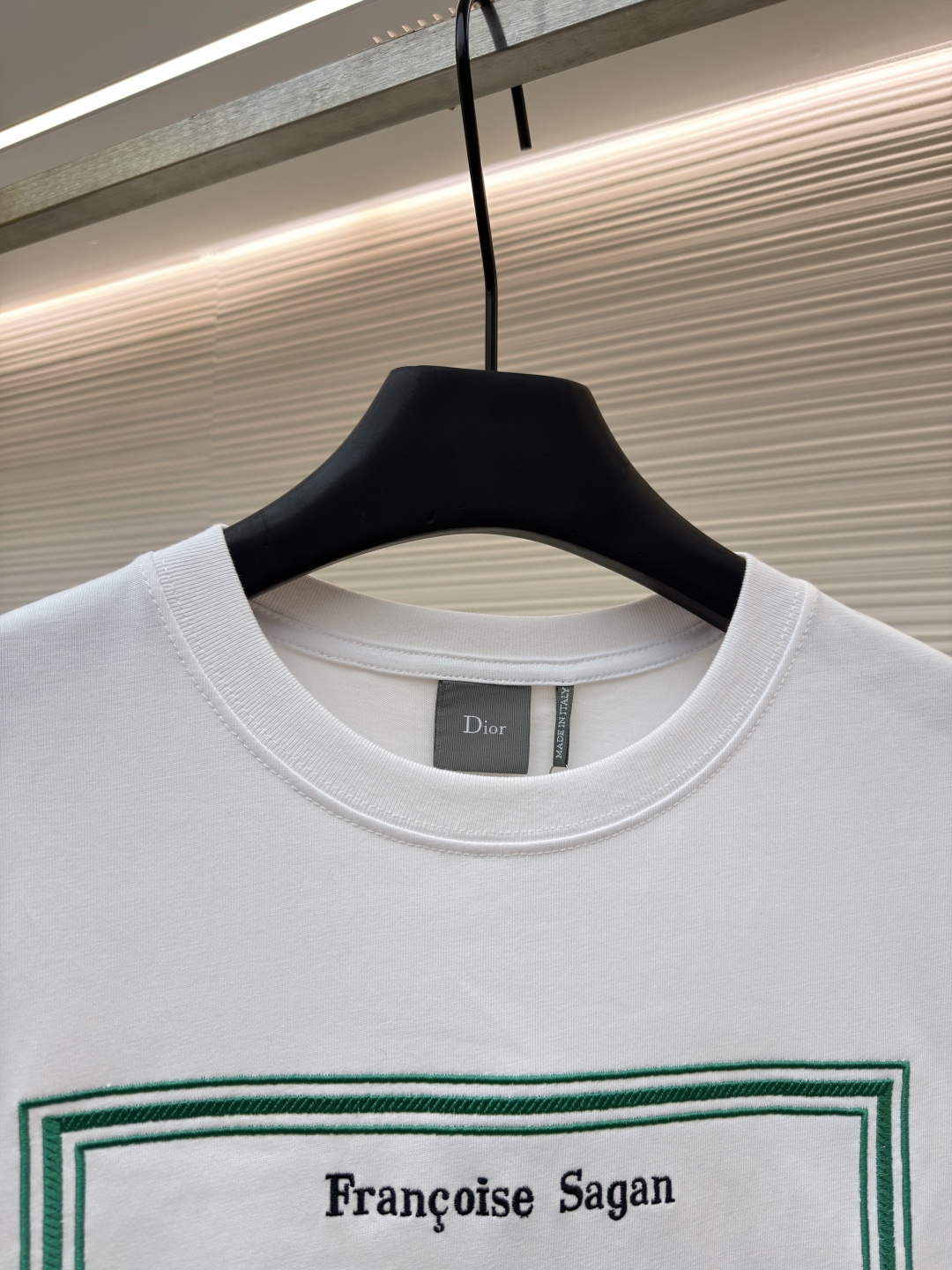 ディオールグリーンのフレームカバーは刺繍入り半袖です