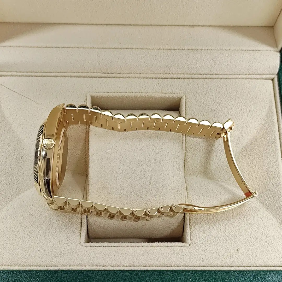 デイデイト 40 オイスター、40 mm、イエローゴールド リファレンス m228238-0004