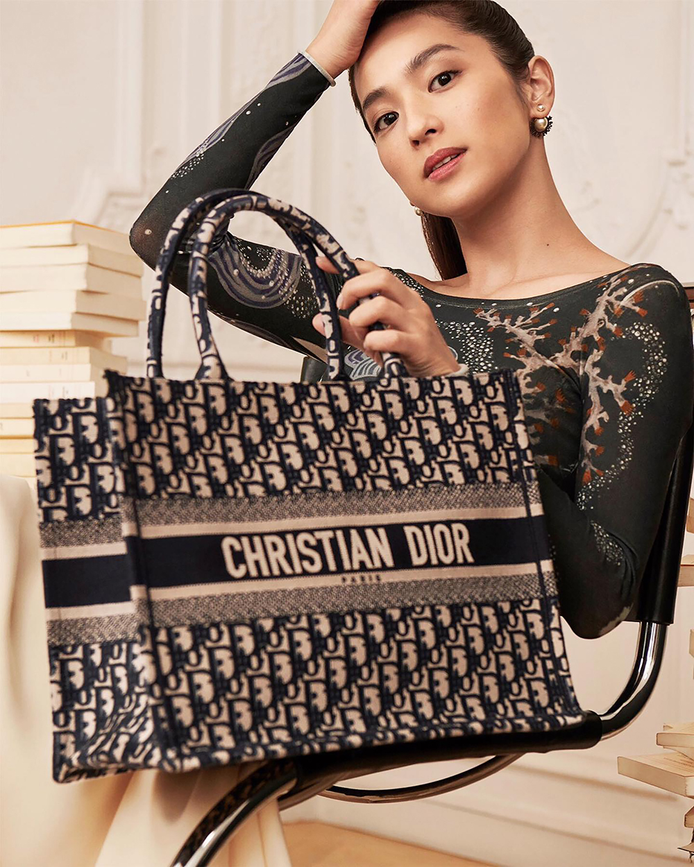 【Christian Dior】雑誌掲載！滝沢眞規子さん愛用の大人気エンブロイダリートートバッグが登場！Book Tote Bag😍