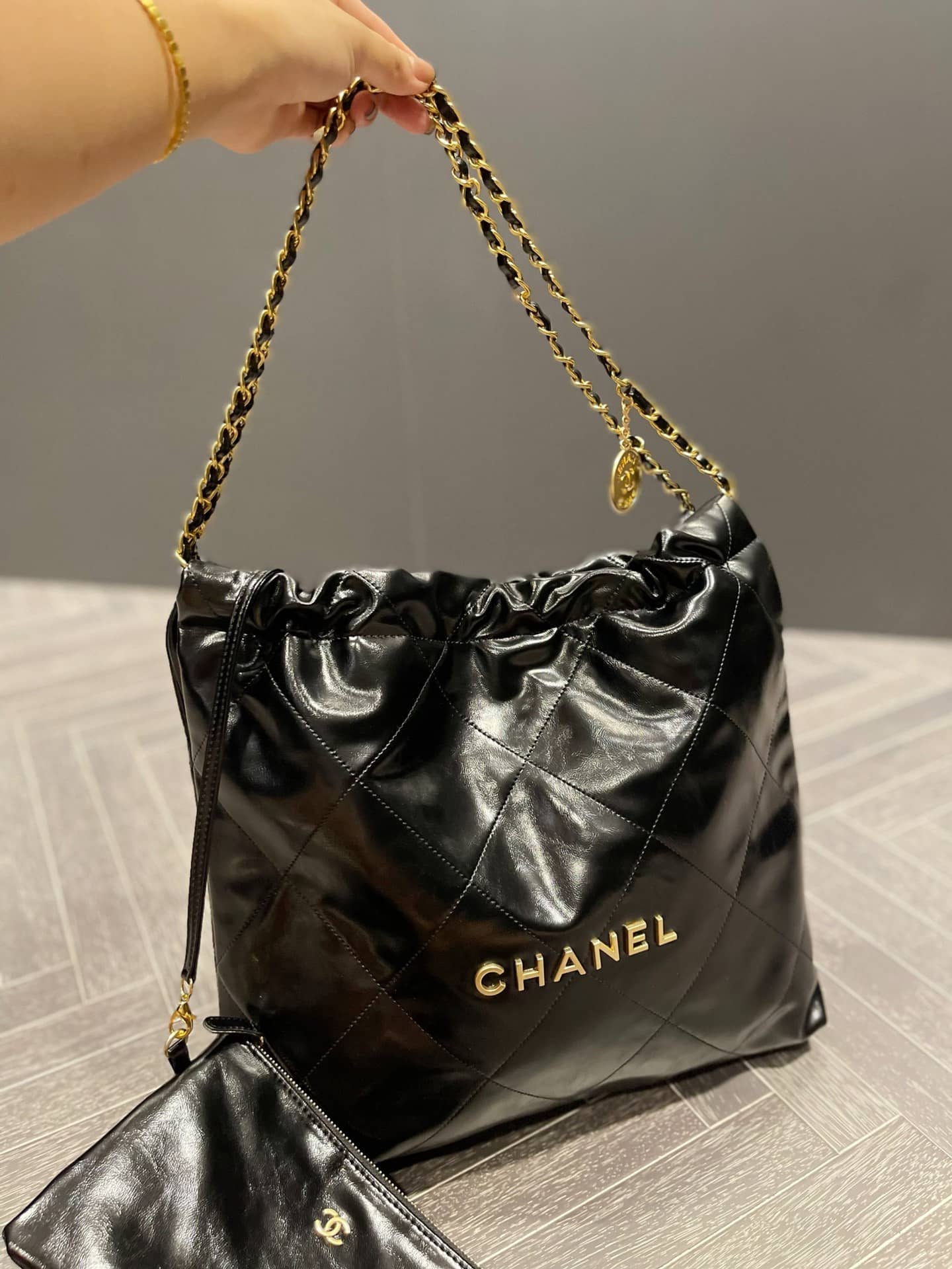 VERY雑誌掲載！通勤からお出かけまで♪【CHANEL】シャネル 22 ハンドバッグ