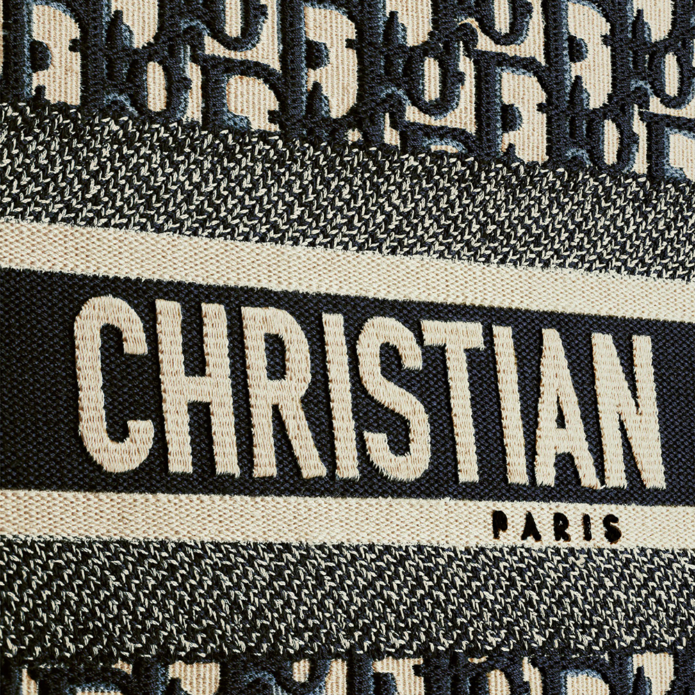 【Christian Dior】雑誌掲載！滝沢眞規子さん愛用の大人気エンブロイダリートートバッグが登場！Book Tote Bag😍