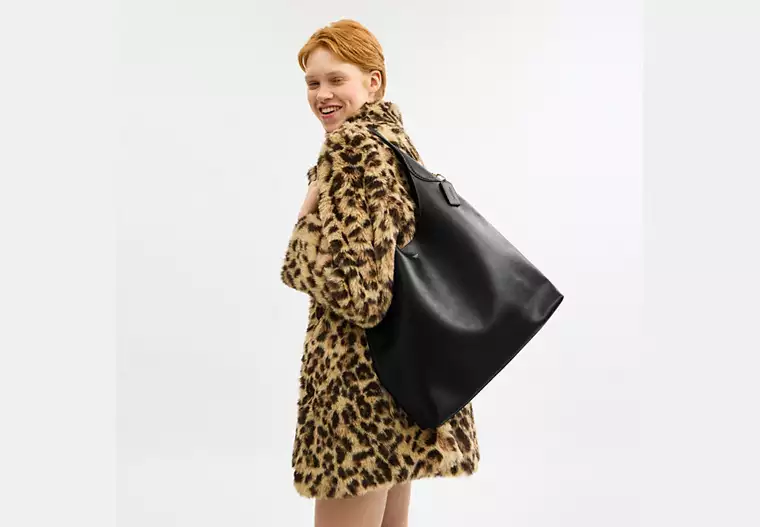 「今季のマストアイテム！💖ブルックリン ショルダー バッグ 39で洗練されたスタイルに、華やかさとエレガンスをプラス✨」