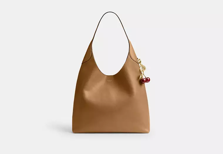 「今季のマストアイテム！💖ブルックリン ショルダー バッグ 39で洗練されたスタイルに、華やかさとエレガンスをプラス✨」