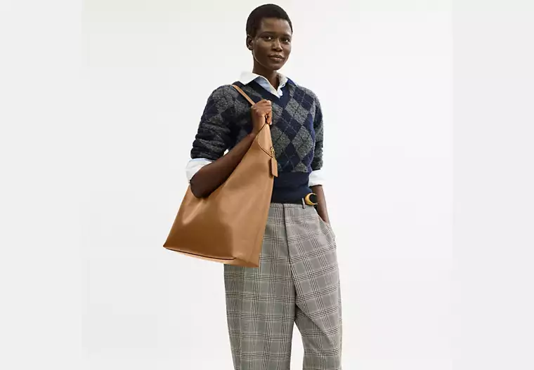 「今季のマストアイテム！💖ブルックリン ショルダー バッグ 39で洗練されたスタイルに、華やかさとエレガンスをプラス✨」