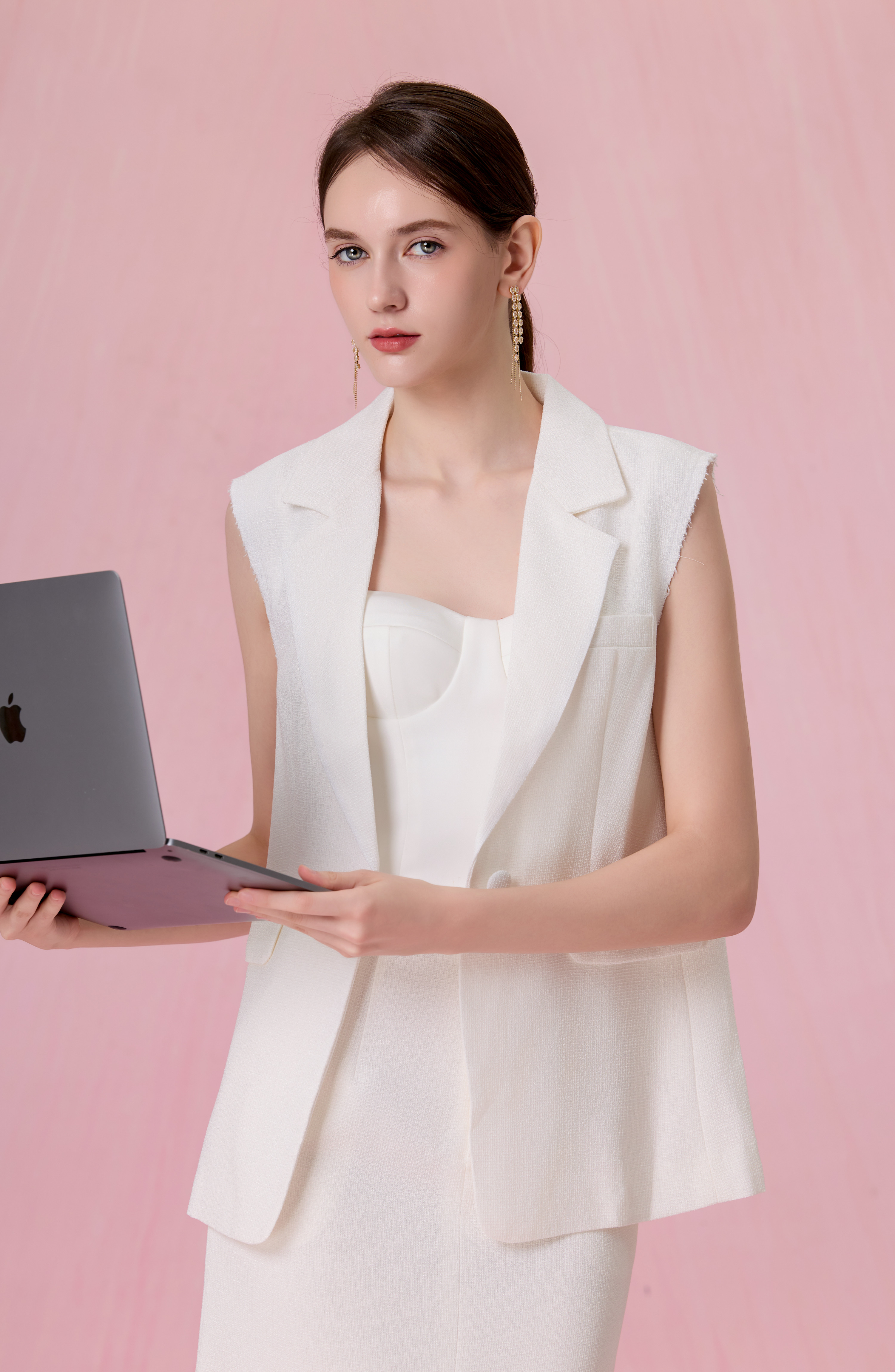 Chereese White Tweed Sleeveless Blazer