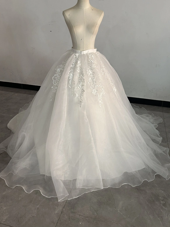 実例写真！オーバースカート オフホワイト オーガンジー 魅惑の花レース 結婚式 色直し ふわふわ 優しい