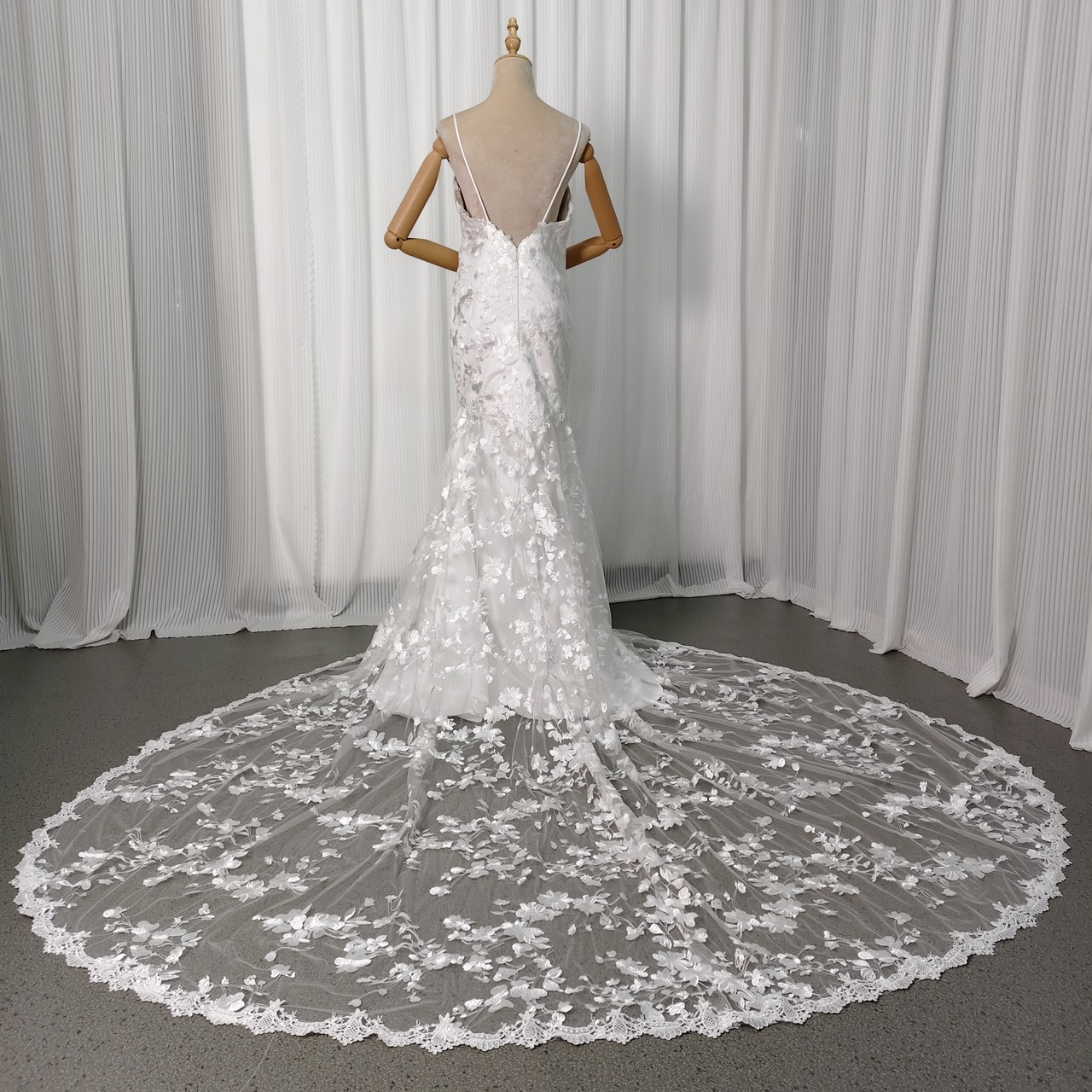 実例写真！ウェディングドレス キャミソール 贅沢な小花総レース 華やかなトレーン マーメイドライン 結婚式