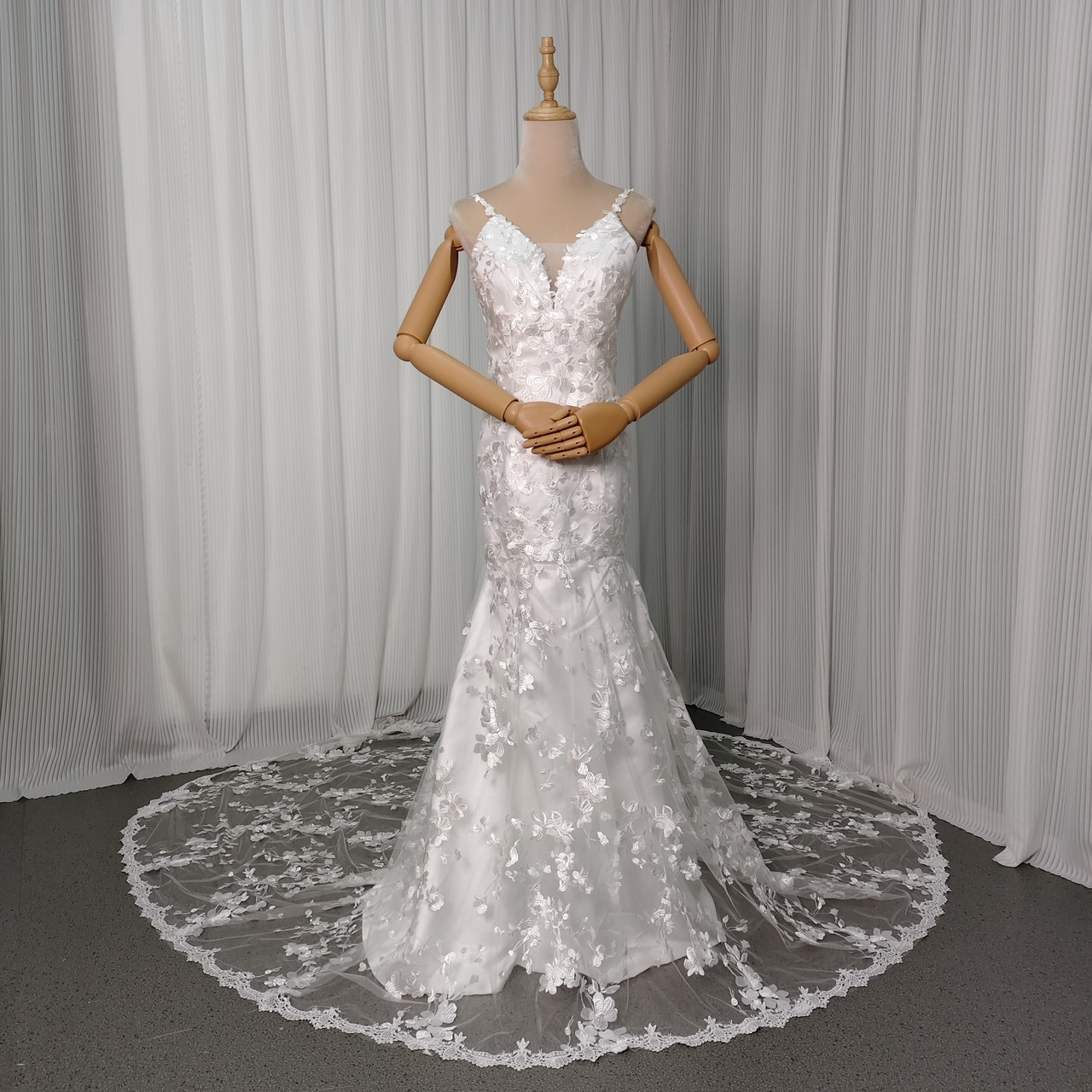 実例写真！ウェディングドレス キャミソール 贅沢な小花総レース 華やかなトレーン マーメイドライン 結婚式