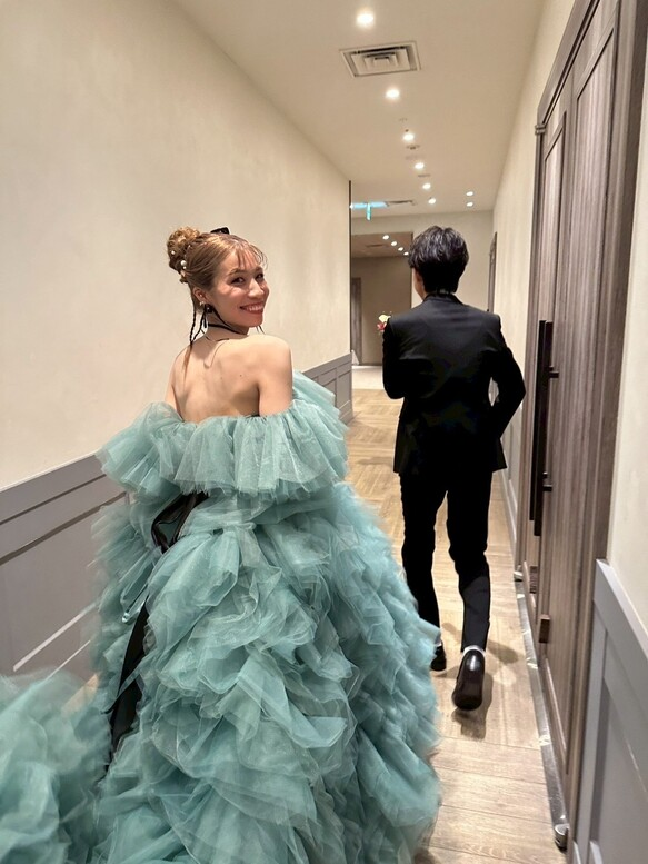 実例写真！カラードレス ミントグリーン オフショルダー 柔らかく重ねたチュールスカート プリンセスライン 花嫁