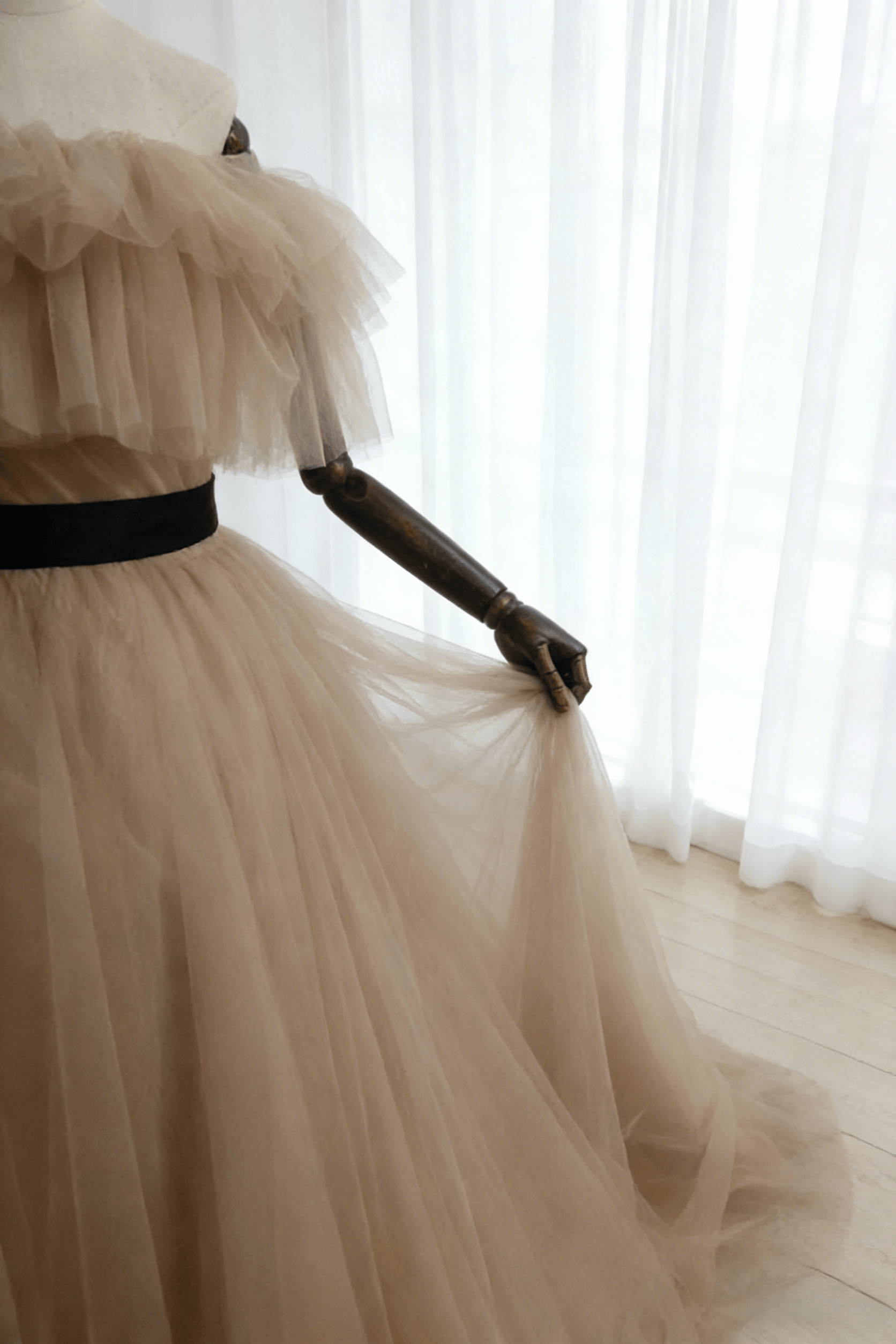 実例写真！カラードレス シャンパン色 オフショルダー チュールスカート サッシュベルト 前撮り 花嫁