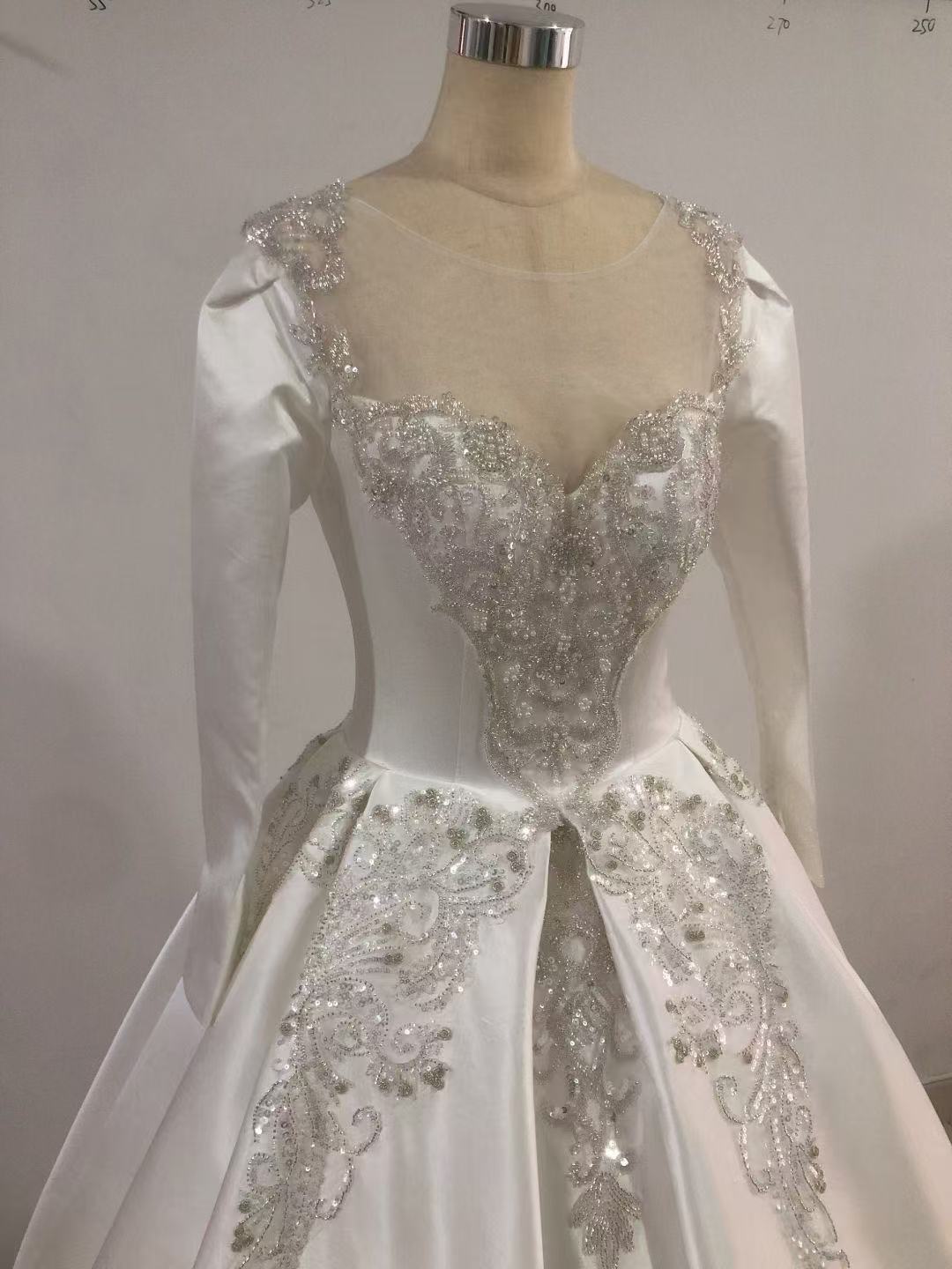 上品！ウエディングドレス キラキラ光る刺繍 背中見せ Aライン 編み上げ 結婚式/披露宴 