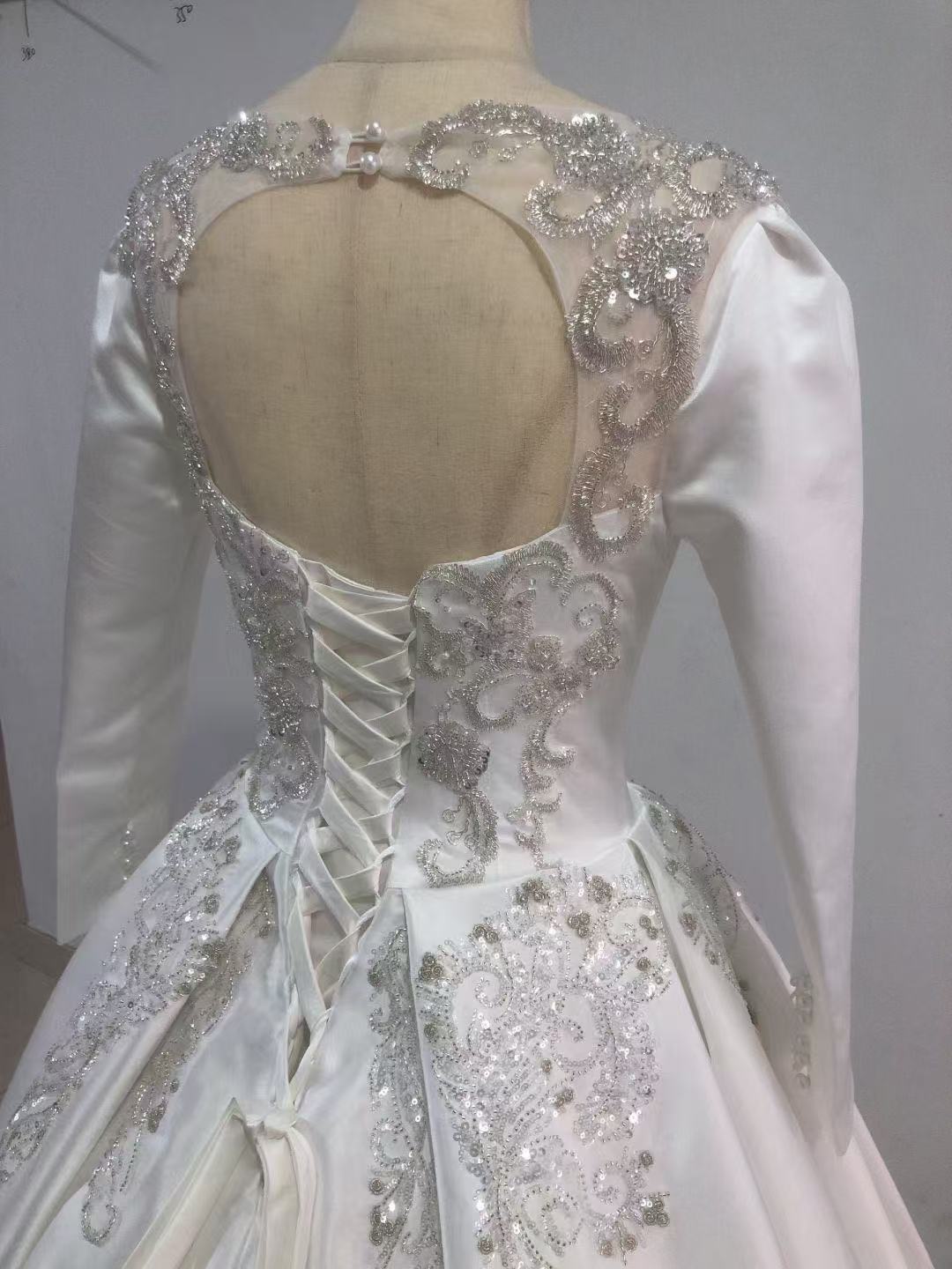 上品！ウエディングドレス キラキラ光る刺繍 背中見せ Aライン 編み上げ 結婚式/披露宴 