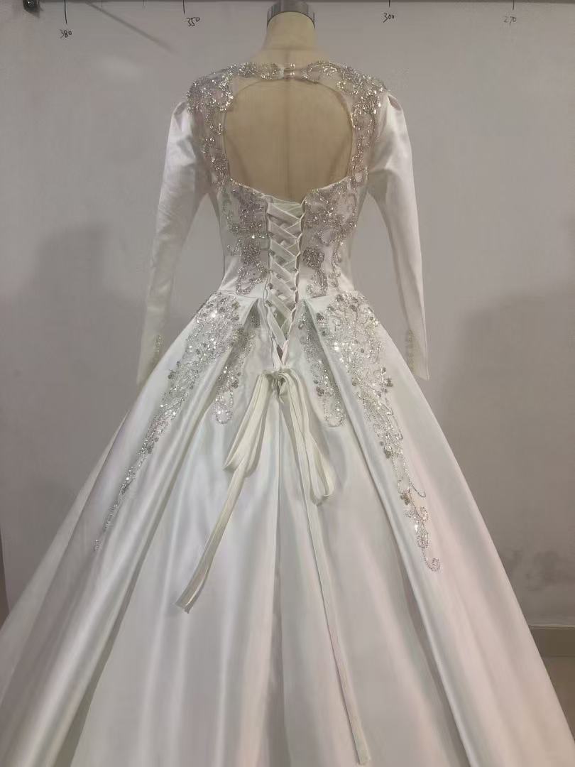 上品！ウエディングドレス キラキラ光る刺繍 背中見せ Aライン 編み上げ 結婚式/披露宴 