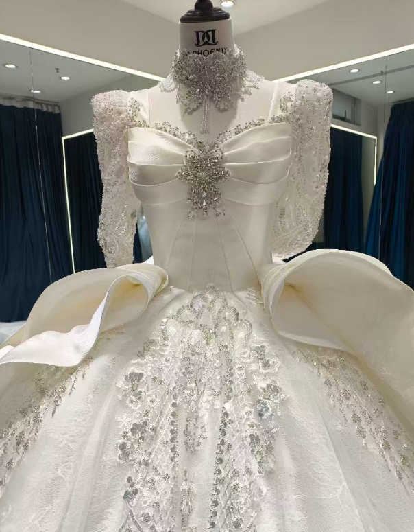 豪華！ウェディングドレス キラキラ光る刺繍 韓国風ドレス 華やかなトレーン 光沢感 結婚式