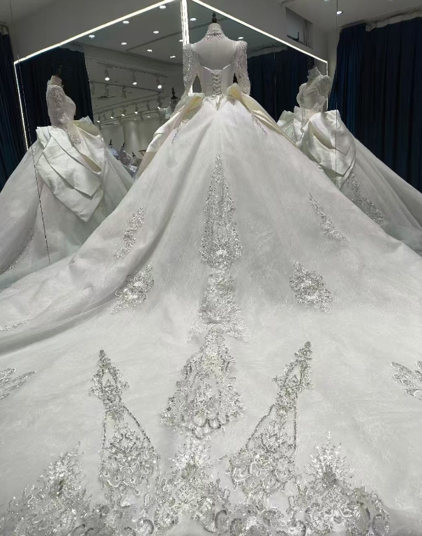 豪華！ウェディングドレス キラキラ光る刺繍 韓国風ドレス 華やかなトレーン 光沢感 結婚式