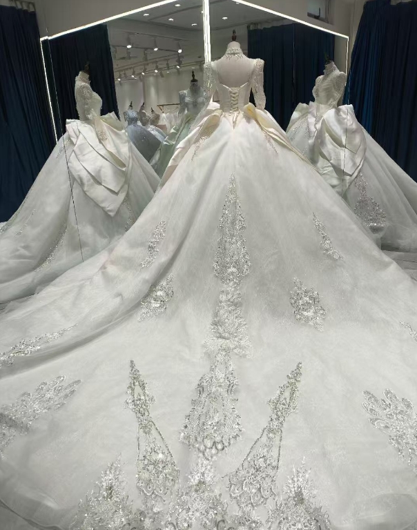 豪華！ウェディングドレス キラキラ光る刺繍 韓国風ドレス 華やかなトレーン 光沢感 結婚式