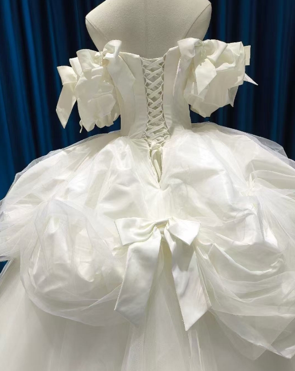 ウェディングドレス 可愛い プリンセスライン 姫袖 フレアスカート ビスチェドレス 結婚式 優しい 花嫁