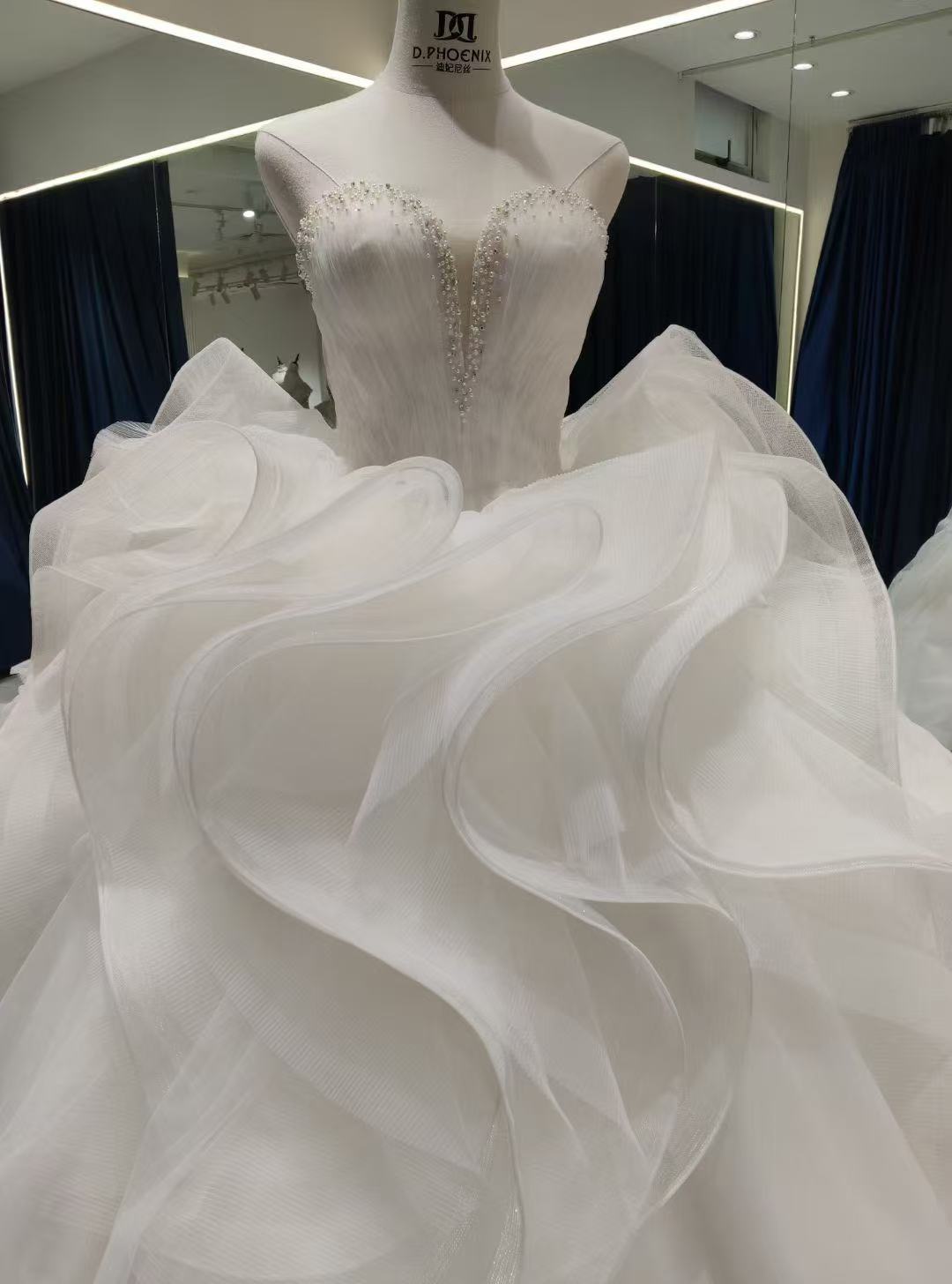 ウエディングドレス ベアトップ フリルドレス ラッフルフリル 高みせ ビジュー 結婚式