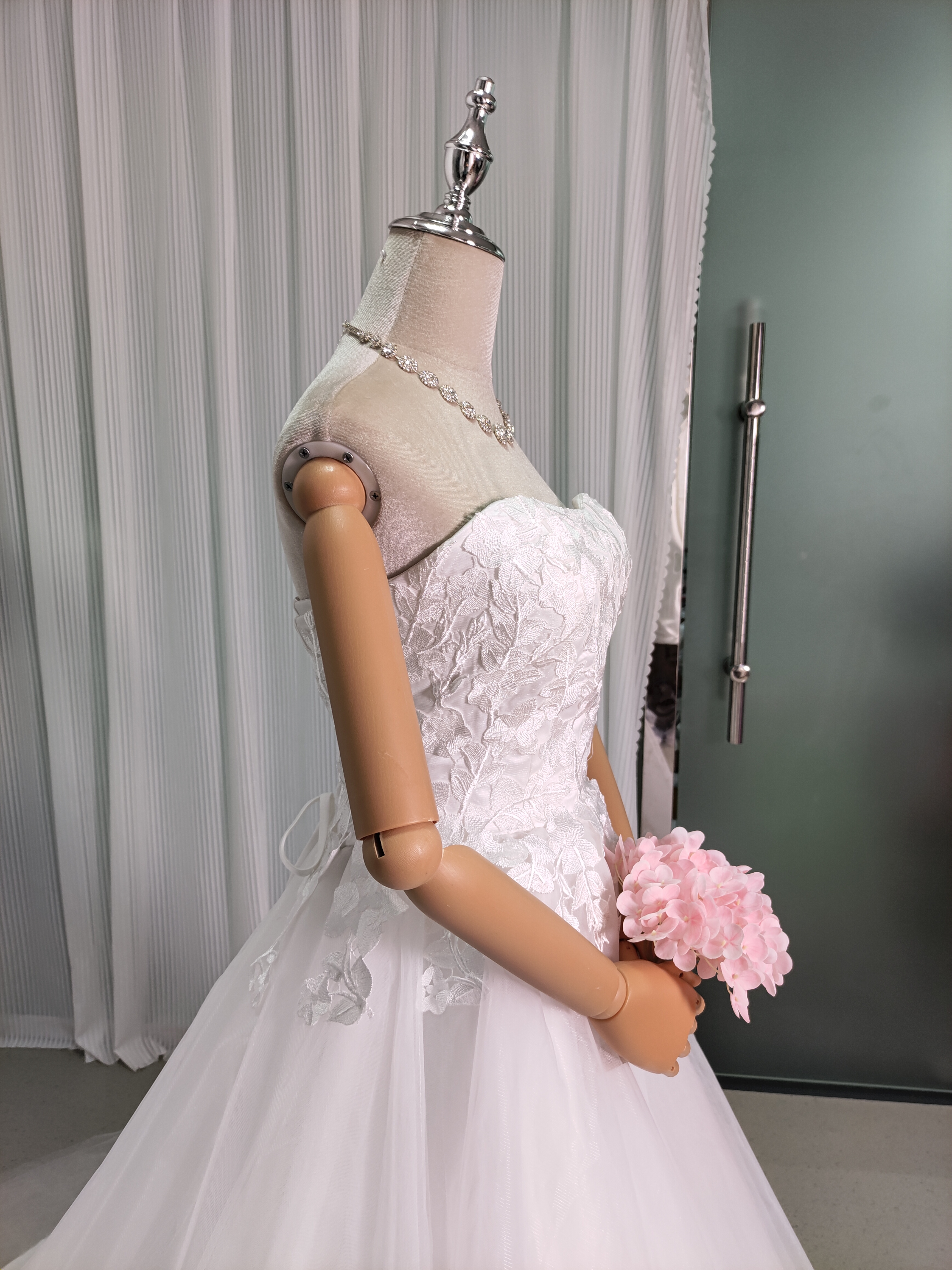 ウェディングドレス リーフ刺繍 ベアトップ Aライン 編み上げ バックリボン クラシカル 結婚式