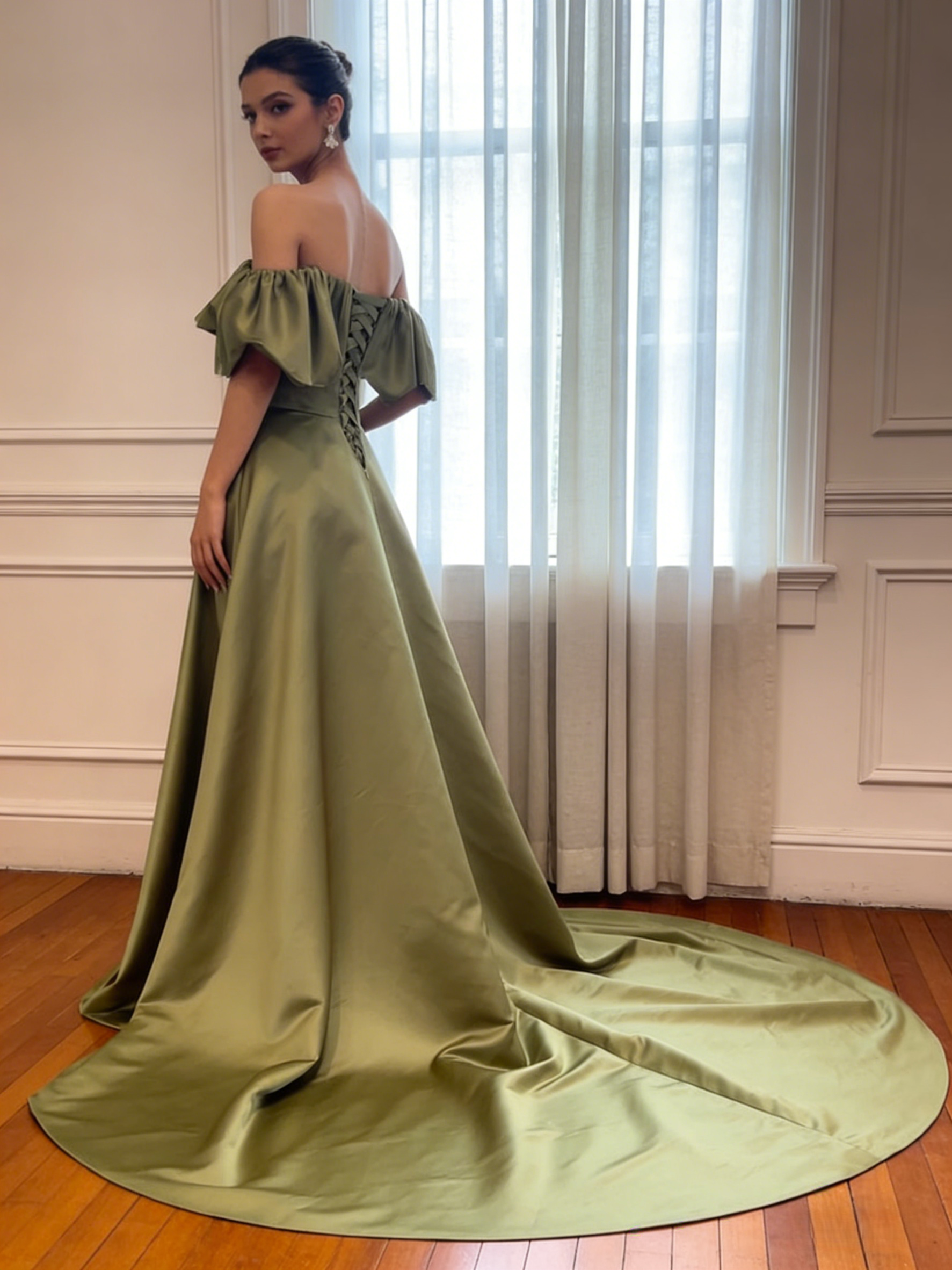 カラードレス グリーン オフショルダー 光沢サテン ロングトレーン 細見えシルエット 前撮り