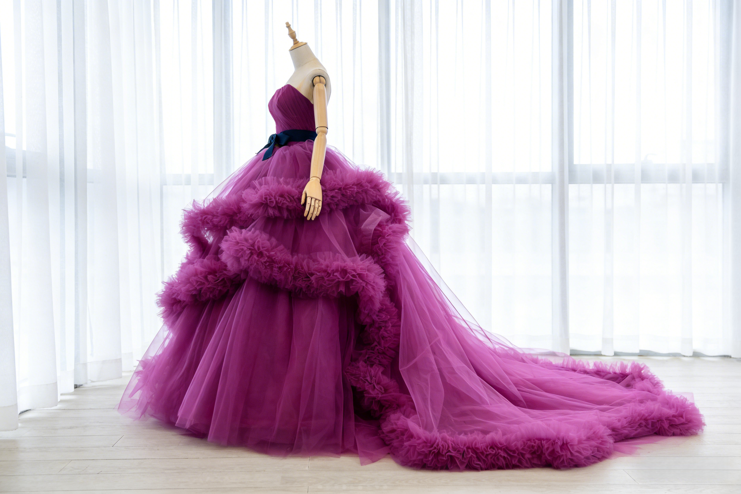 カラードレス ピンクソフィア ベアトップ ラッフルフリル ボリュームドレス ロングトレーン 披露宴