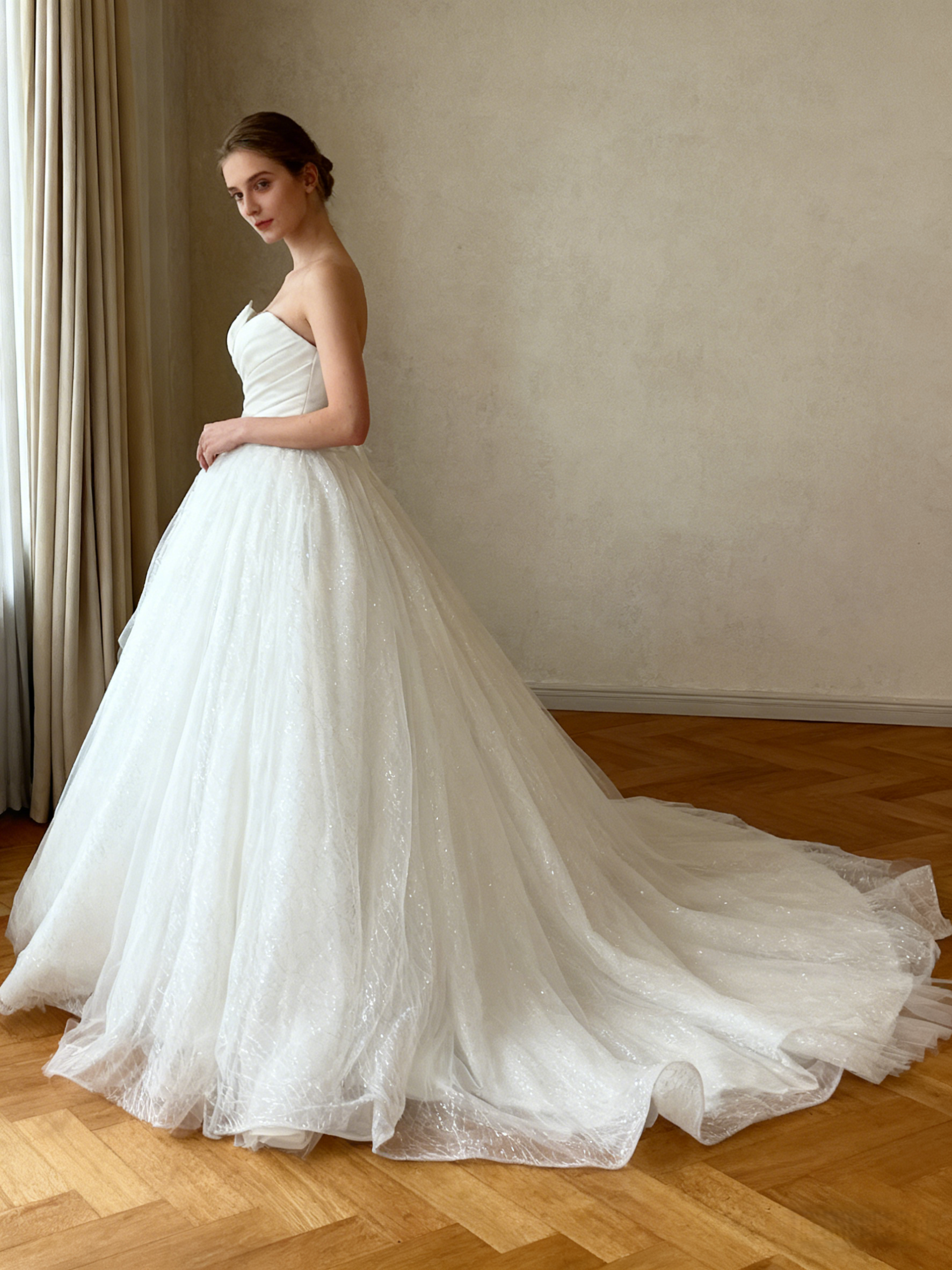 高品質！オフホワイト ドレス Aライン ベアトップ 背中見せ ノースリーブ 華やかなトレーン結婚式/披露宴/二次会