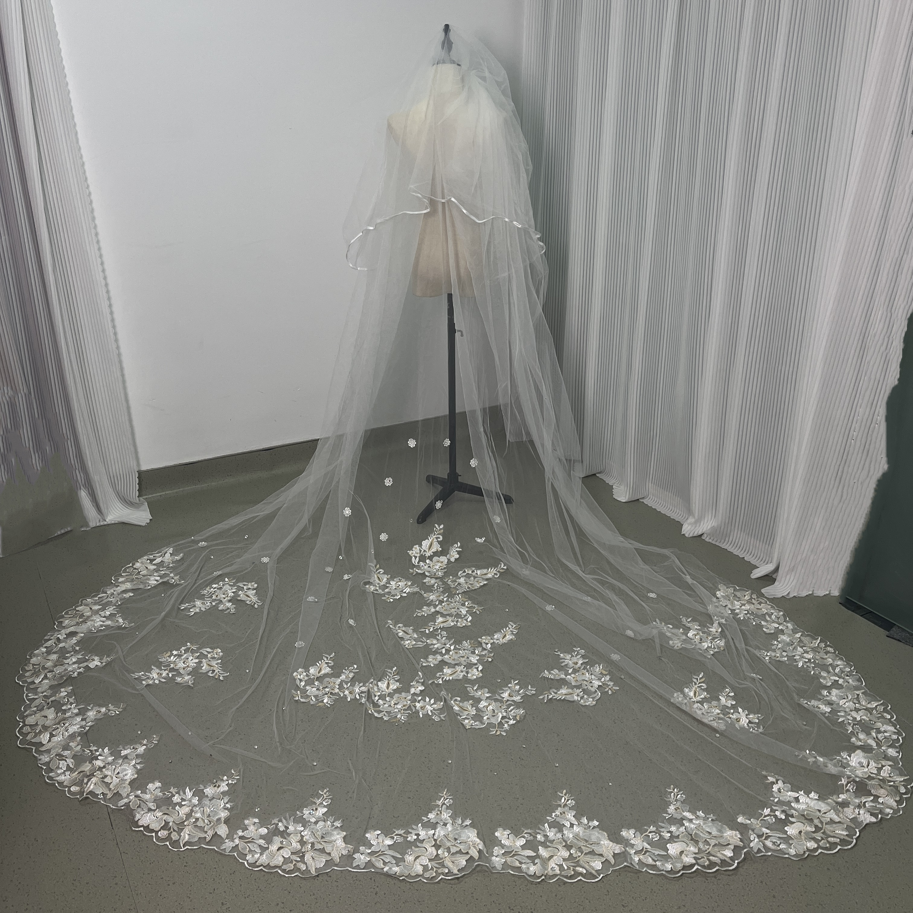 美品！ロングベール 繊細レース ビジュー コーム付き 花嫁/ウェディングドレス