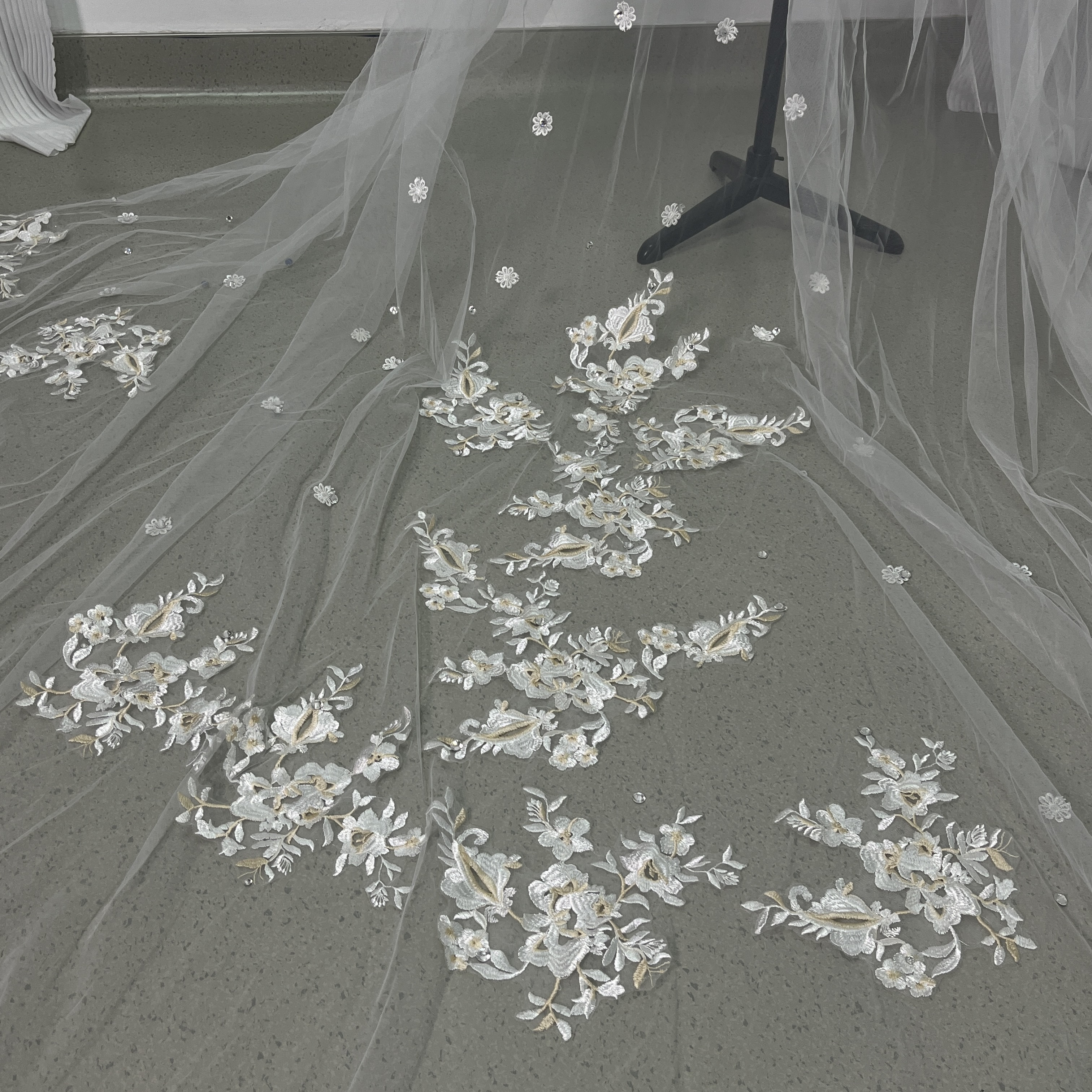 美品！ロングベール 繊細レース ビジュー コーム付き 花嫁/ウェディングドレス