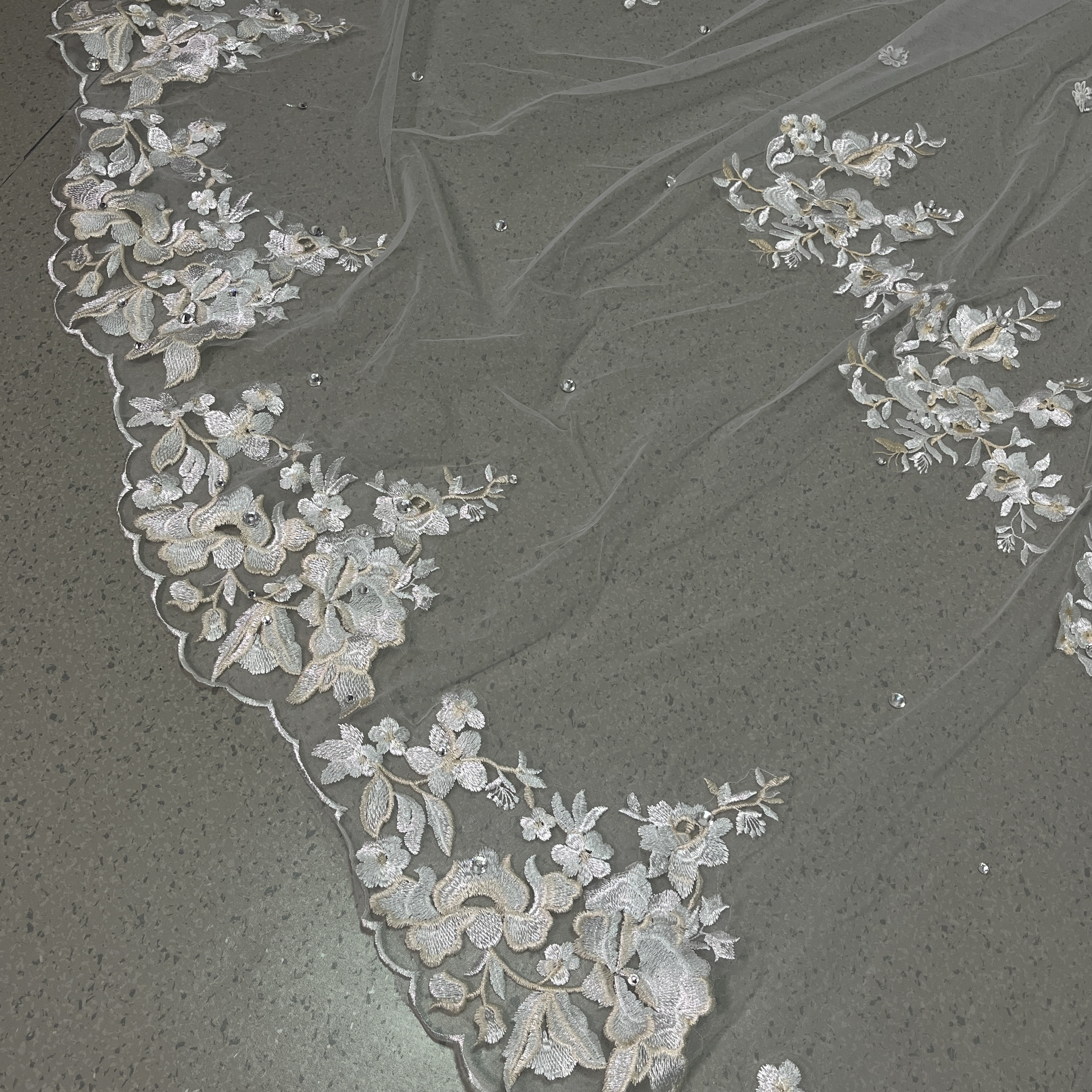 美品！ロングベール 繊細レース ビジュー コーム付き 花嫁/ウェディングドレス