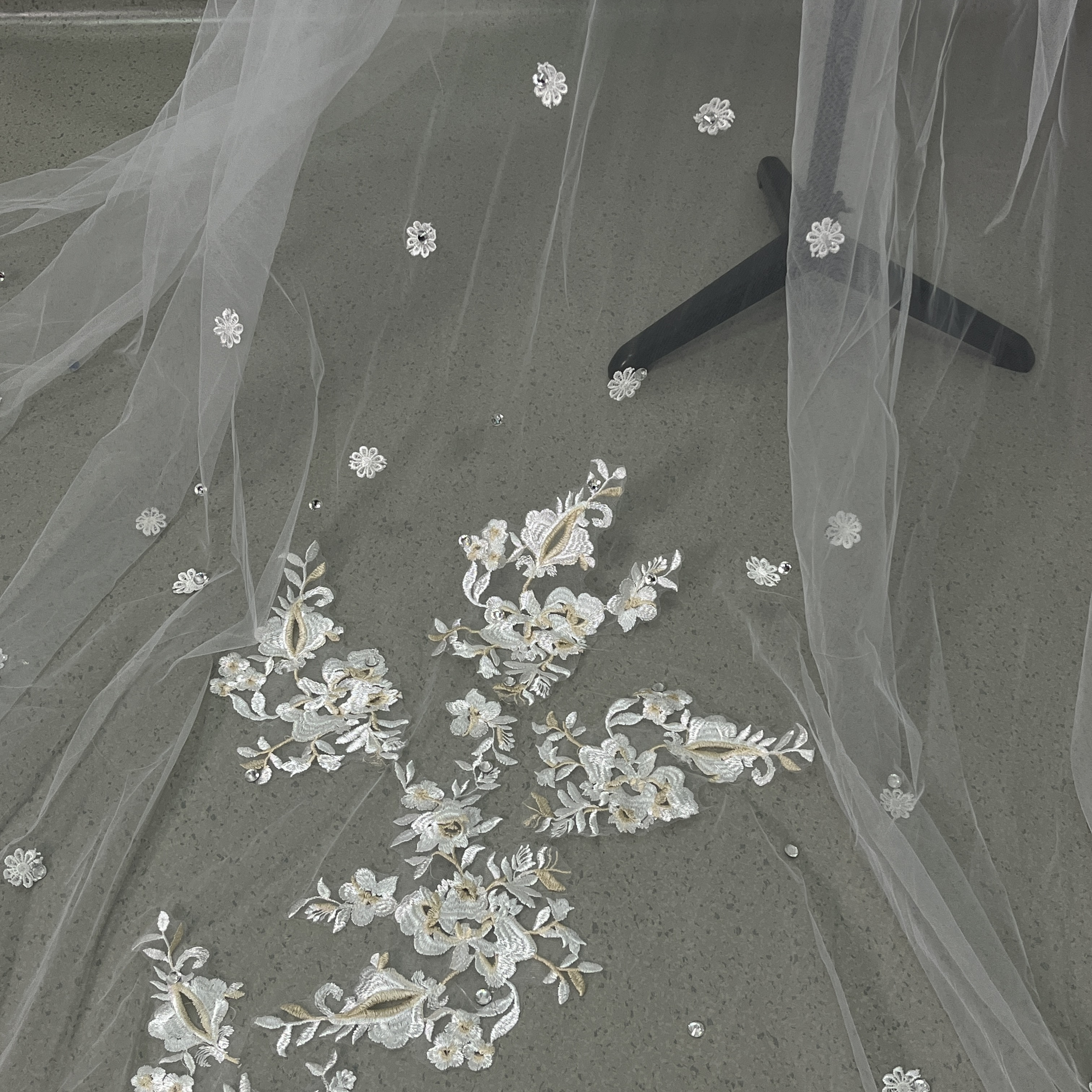 美品！ロングベール 繊細レース ビジュー コーム付き 花嫁/ウェディングドレス