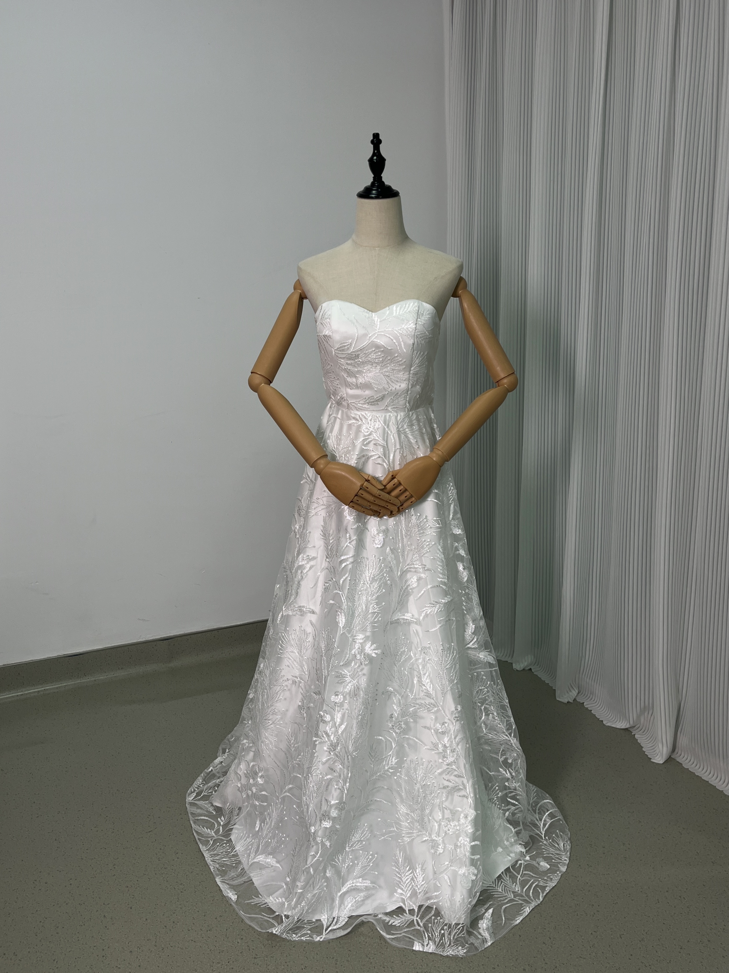ウエディングドレス ベアトップ 贅沢な小花総レース 編み上げ スレンダーライン 結婚式/披露宴