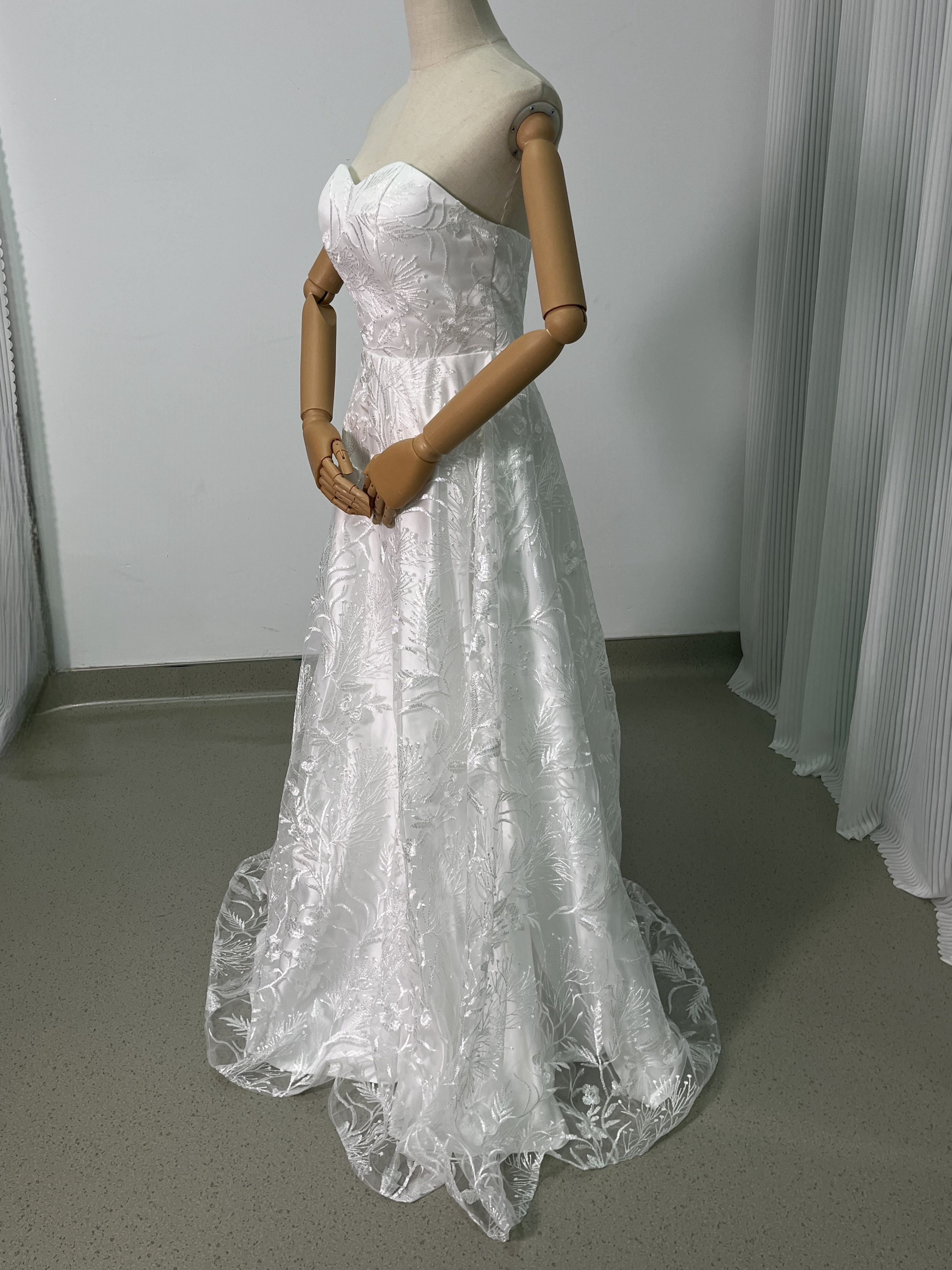ウエディングドレス ベアトップ 贅沢な小花総レース 編み上げ スレンダーライン 結婚式/披露宴