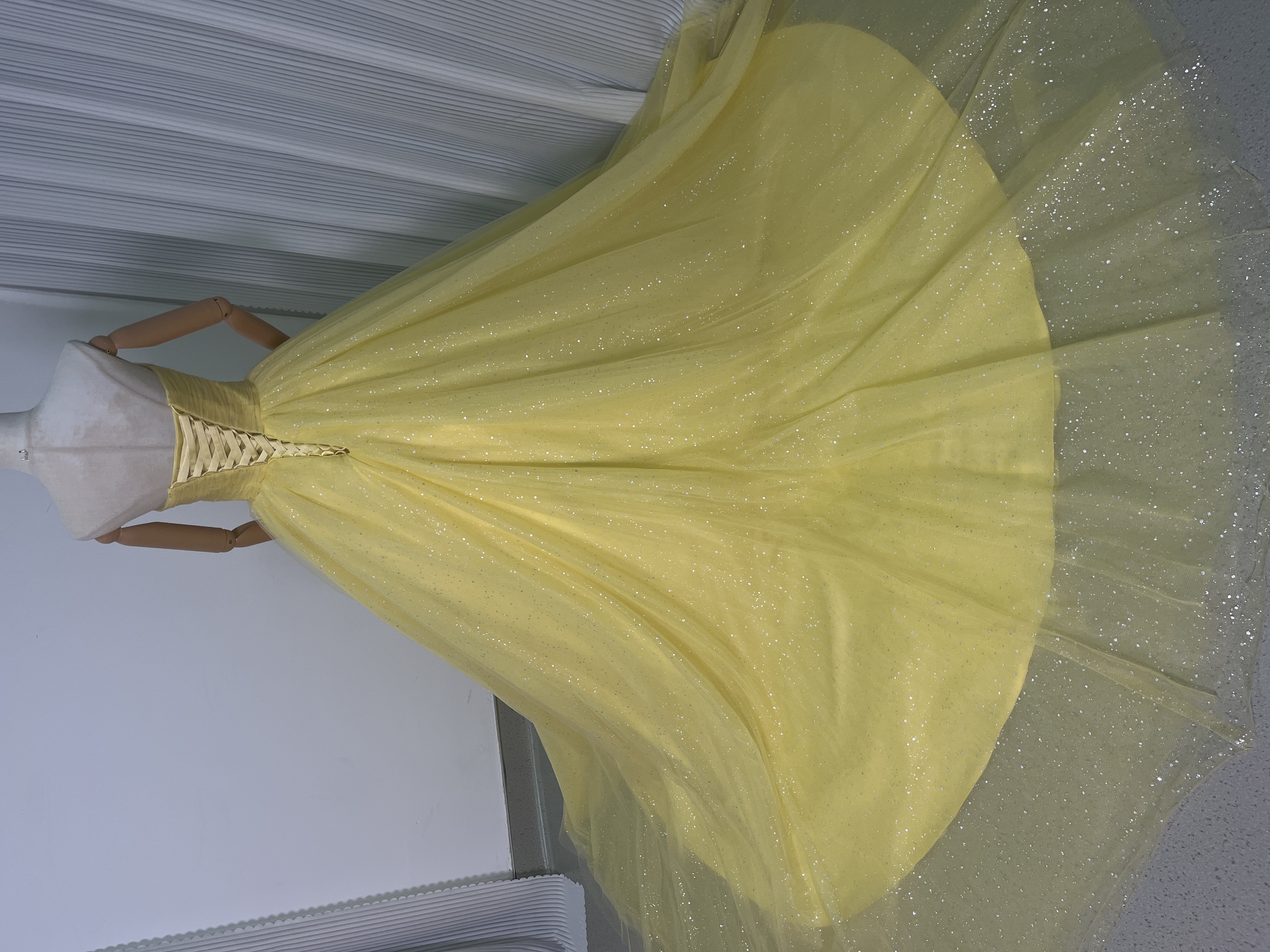 高品質！パーティードレス カナリーイエロー 取り外しオフショルダー キラキラチュール サッシュベルト 披露宴/前撮り