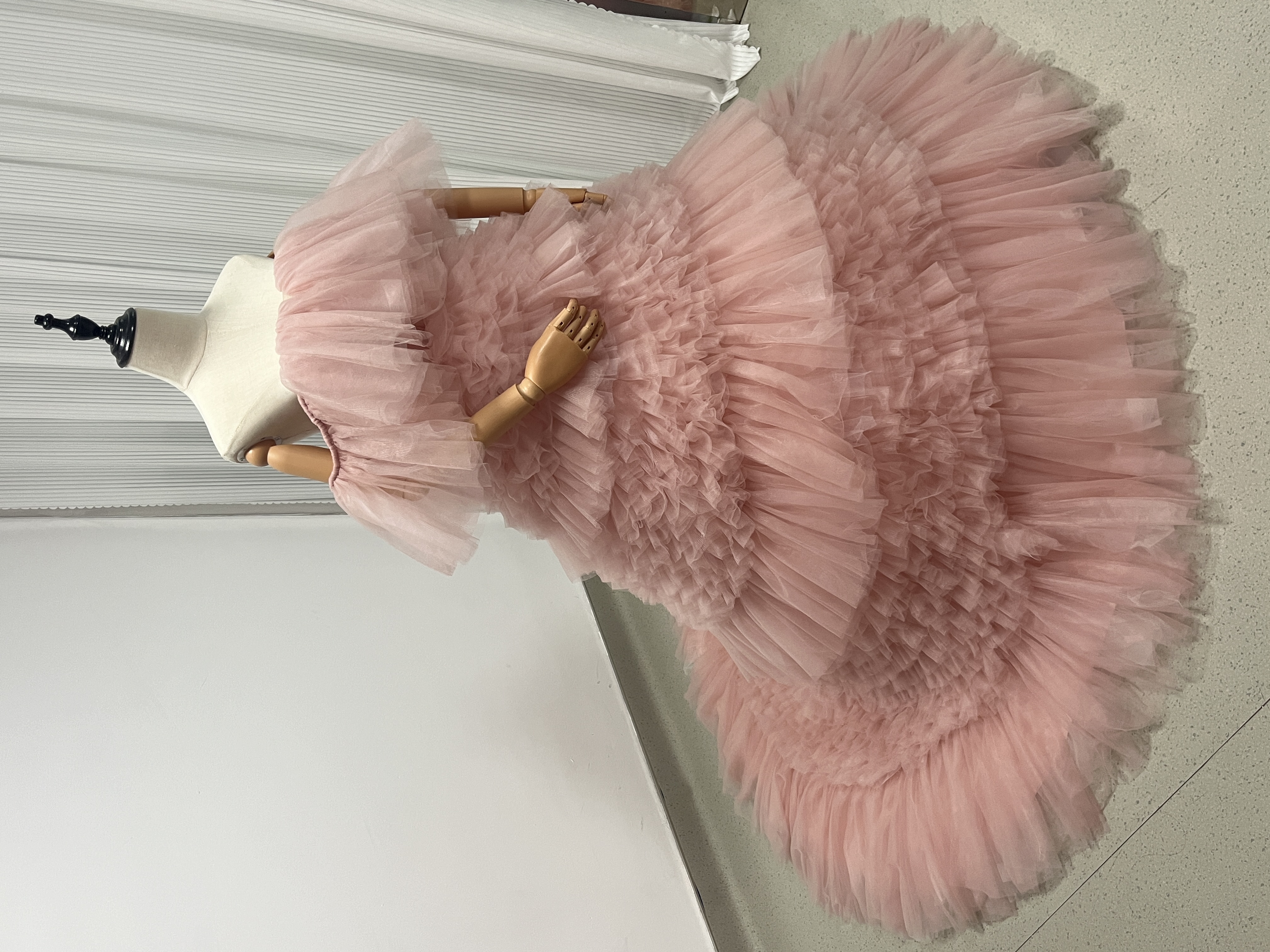 実例写真！韓国風　もこもこチュールカラードレス　可愛いピンク　　お色直し　ウエディングドレス　ガーデンウエディング