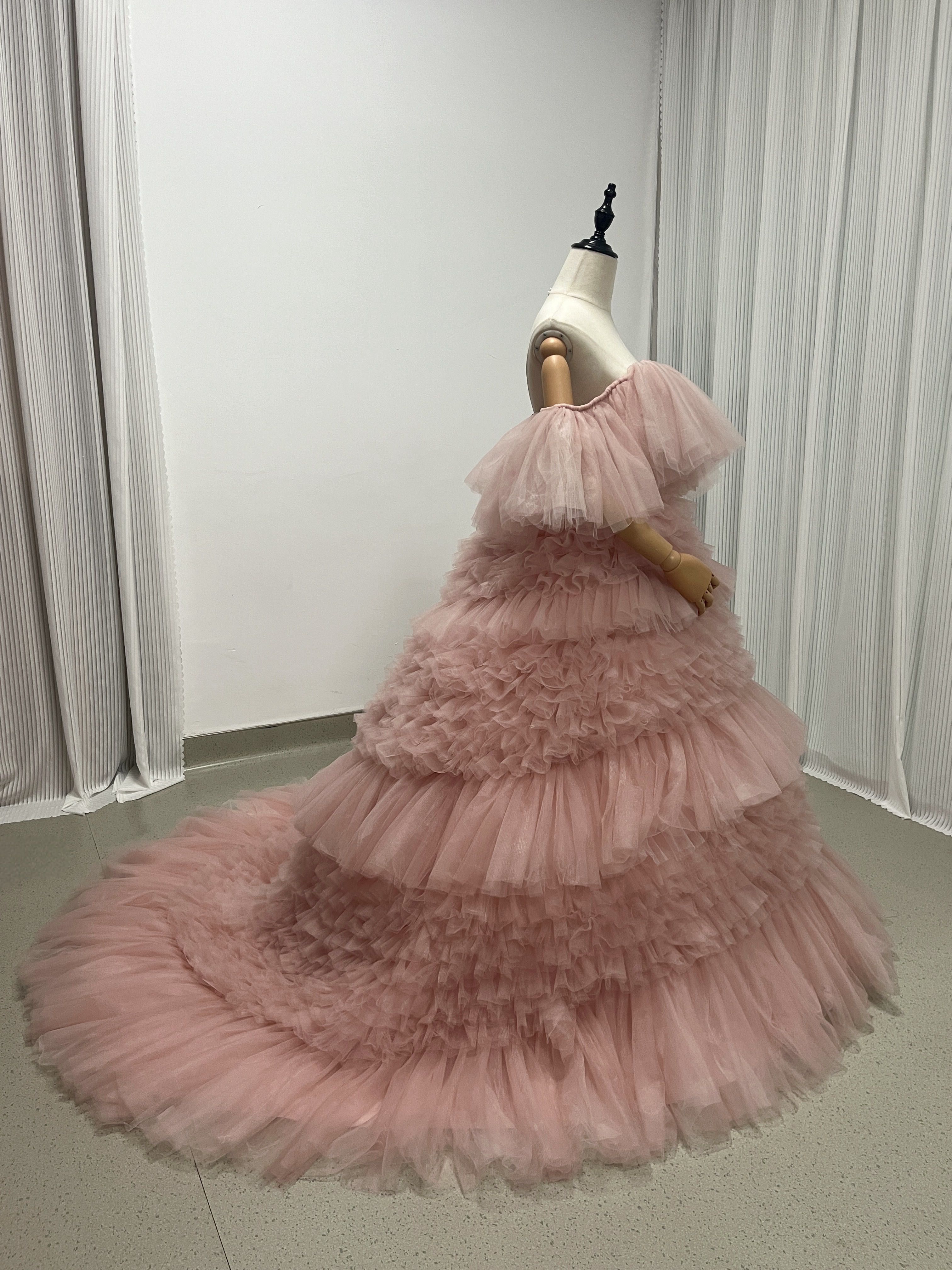 実例写真！韓国風　もこもこチュールカラードレス　可愛いピンク　　お色直し　ウエディングドレス　ガーデンウエディング