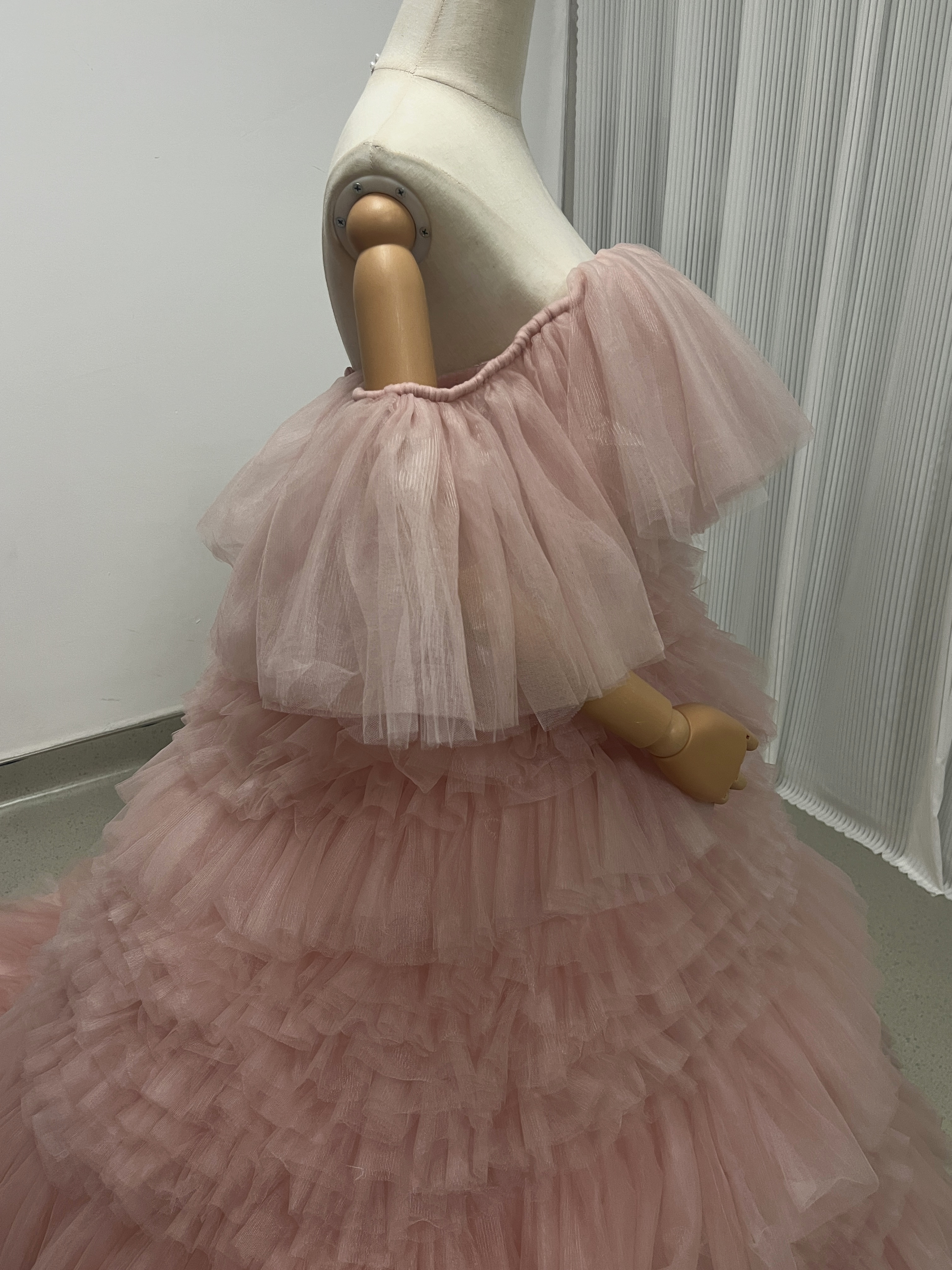 実例写真！韓国風　もこもこチュールカラードレス　可愛いピンク　　お色直し　ウエディングドレス　ガーデンウエディング