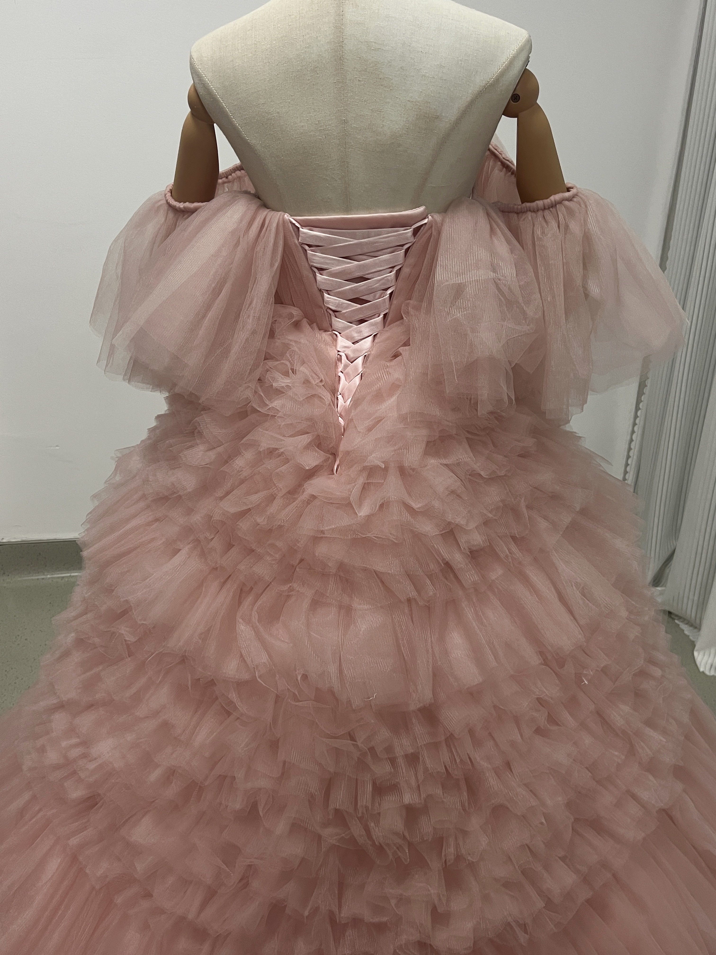 実例写真！韓国風　もこもこチュールカラードレス　可愛いピンク　　お色直し　ウエディングドレス　ガーデンウエディング