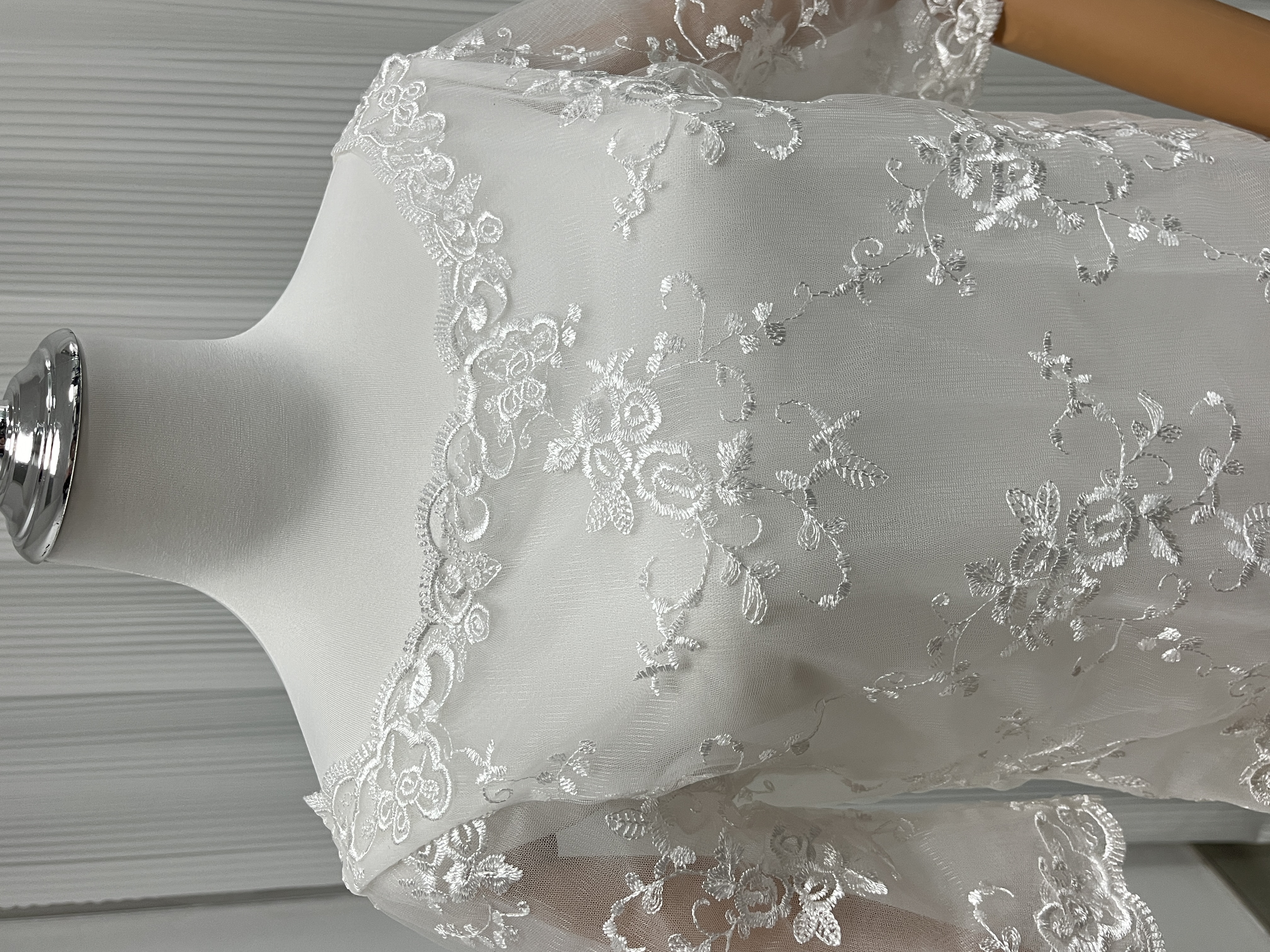 フランス風 ボレロ 上品花レース 半袖 くるみボタン 透ける 結婚式/披露宴