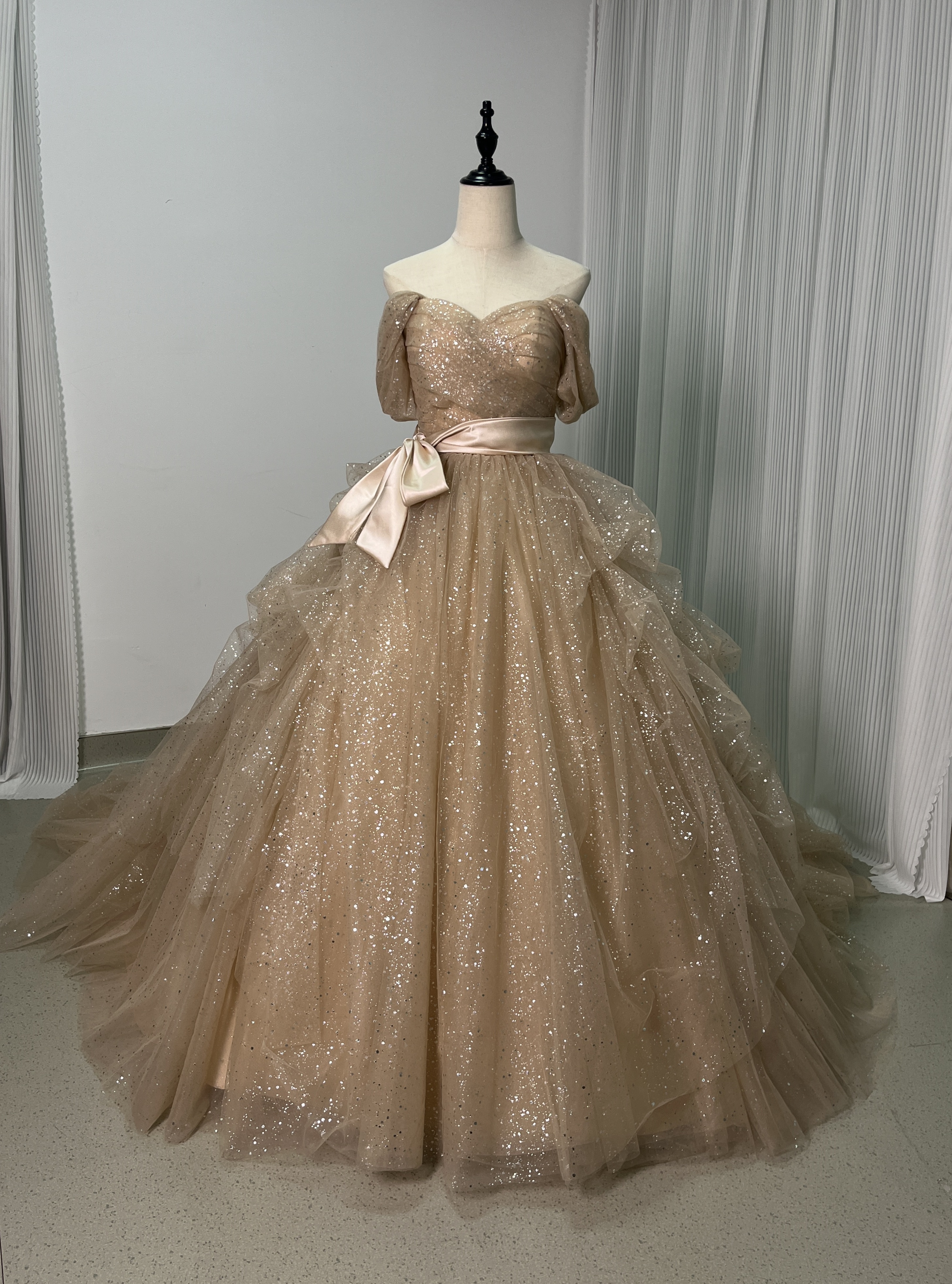 美品！シャンパン色 カラードレス キラキラチュール オフショルダー ラッフルフリル サッシュベルト 花嫁/前撮り