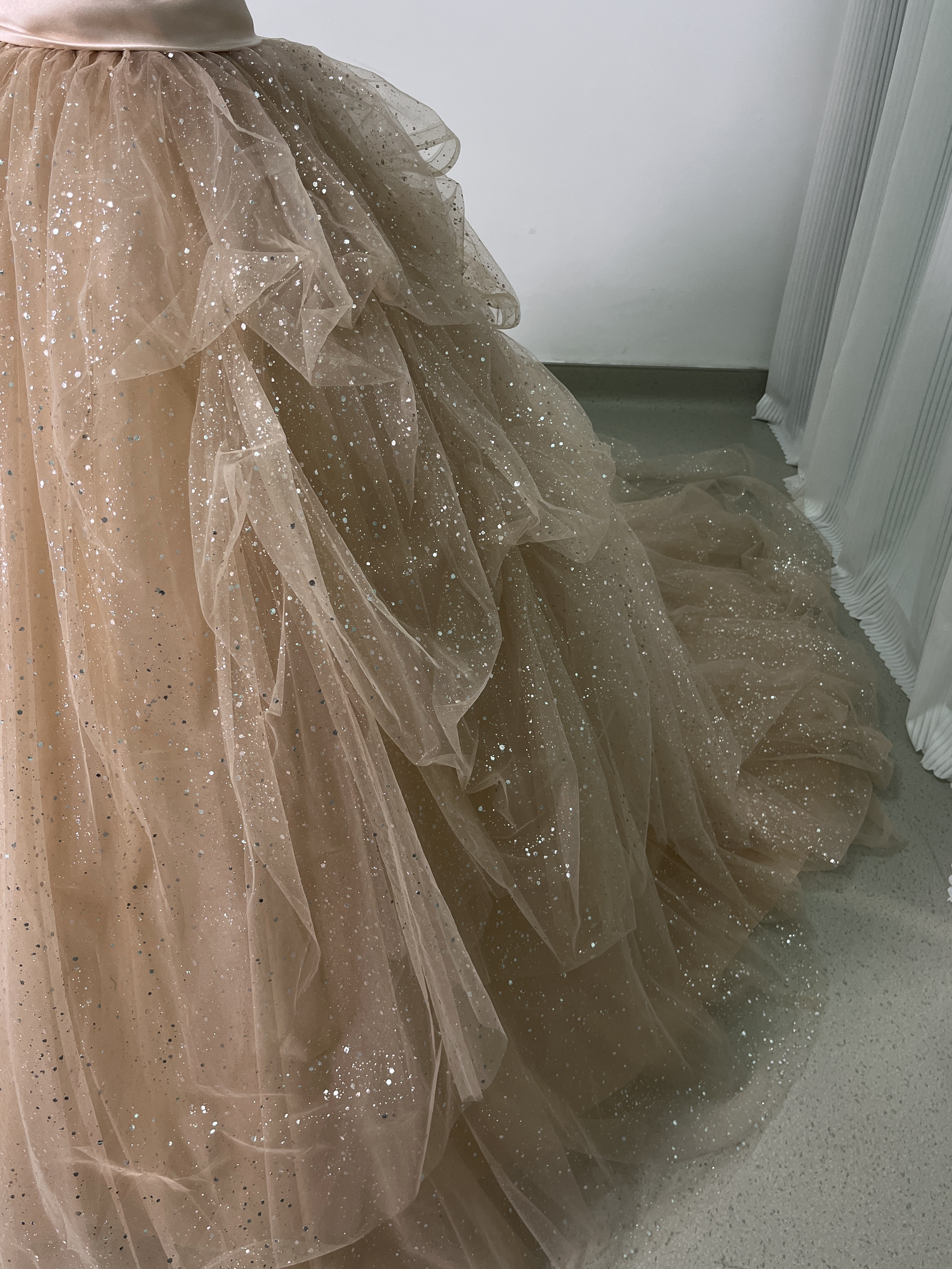 美品！シャンパン色 カラードレス キラキラチュール オフショルダー ラッフルフリル サッシュベルト 花嫁/前撮り