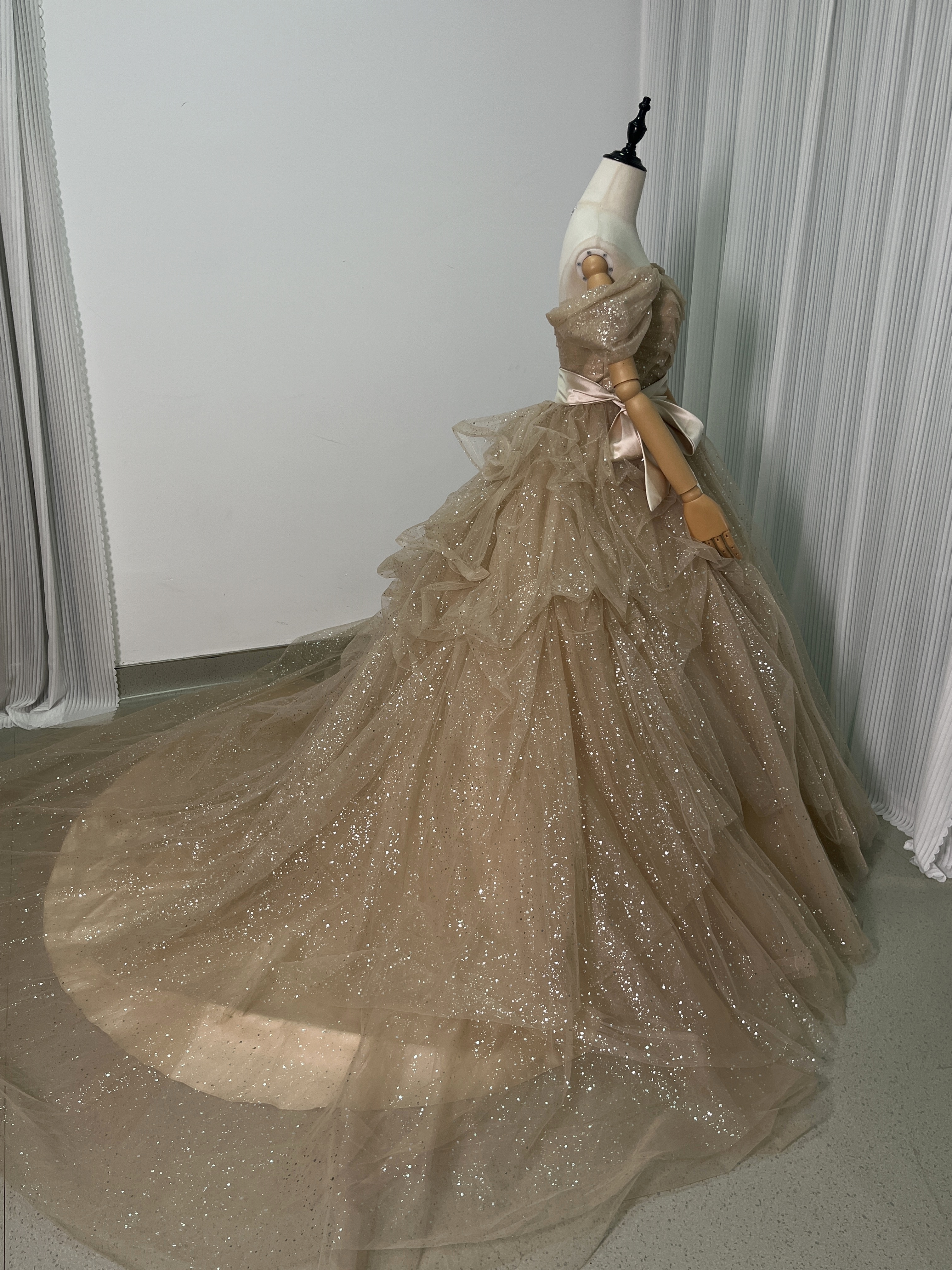 美品！シャンパン色 カラードレス キラキラチュール オフショルダー ラッフルフリル サッシュベルト 花嫁/前撮り