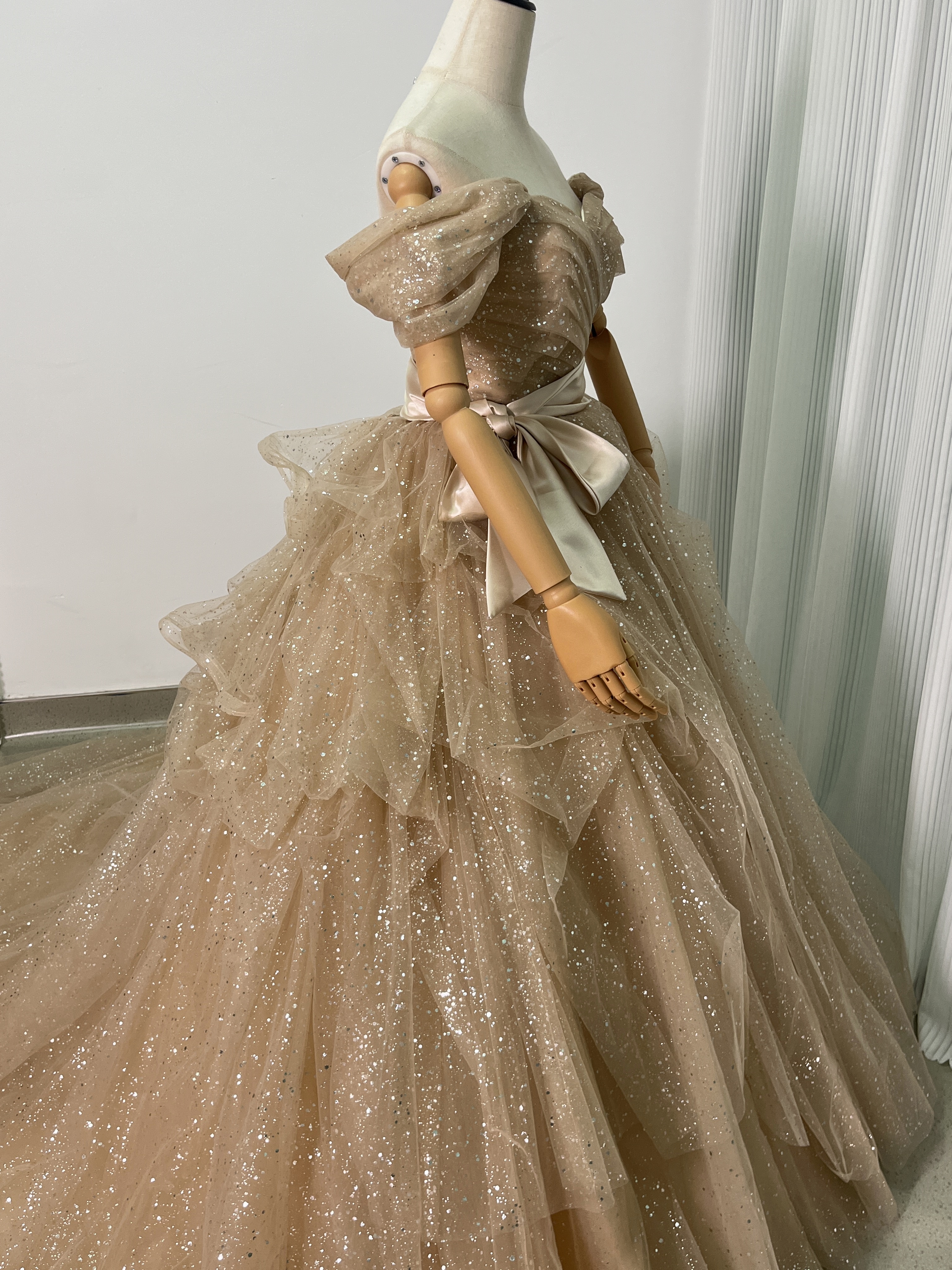 美品！シャンパン色 カラードレス キラキラチュール オフショルダー ラッフルフリル サッシュベルト 花嫁/前撮り