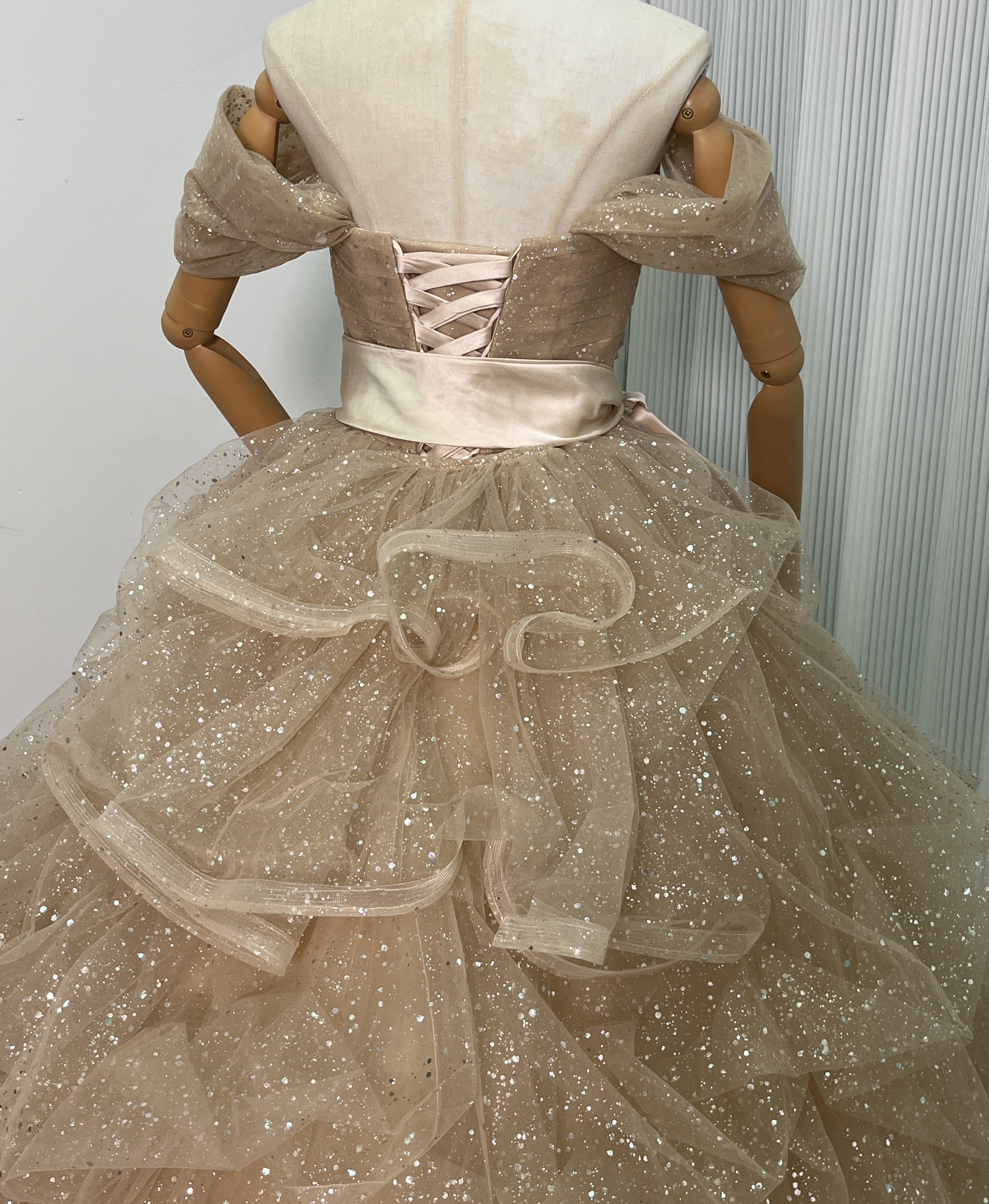 美品！シャンパン色 カラードレス キラキラチュール オフショルダー ラッフルフリル サッシュベルト 花嫁/前撮り
