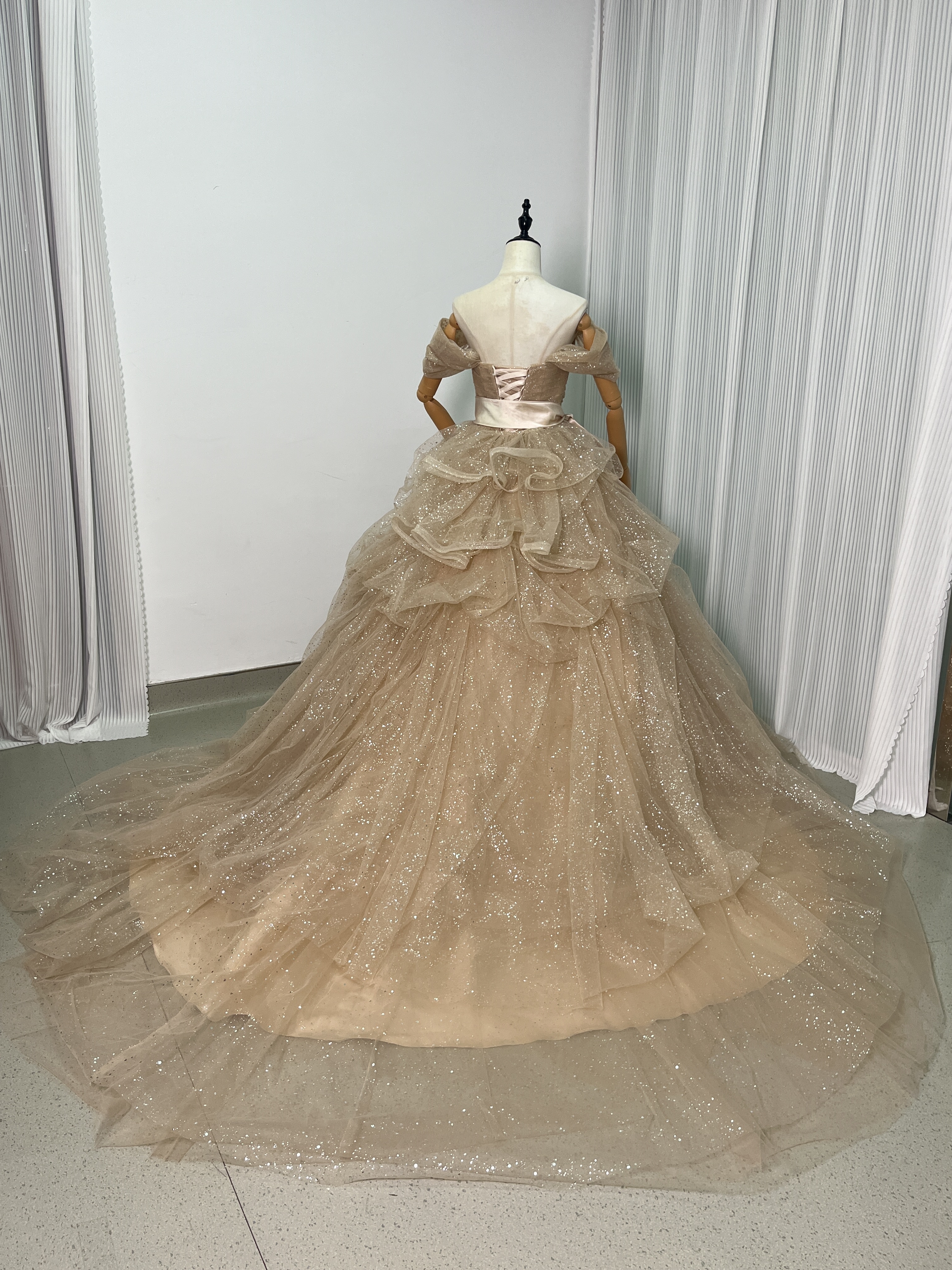 美品！シャンパン色 カラードレス キラキラチュール オフショルダー ラッフルフリル サッシュベルト 花嫁/前撮り