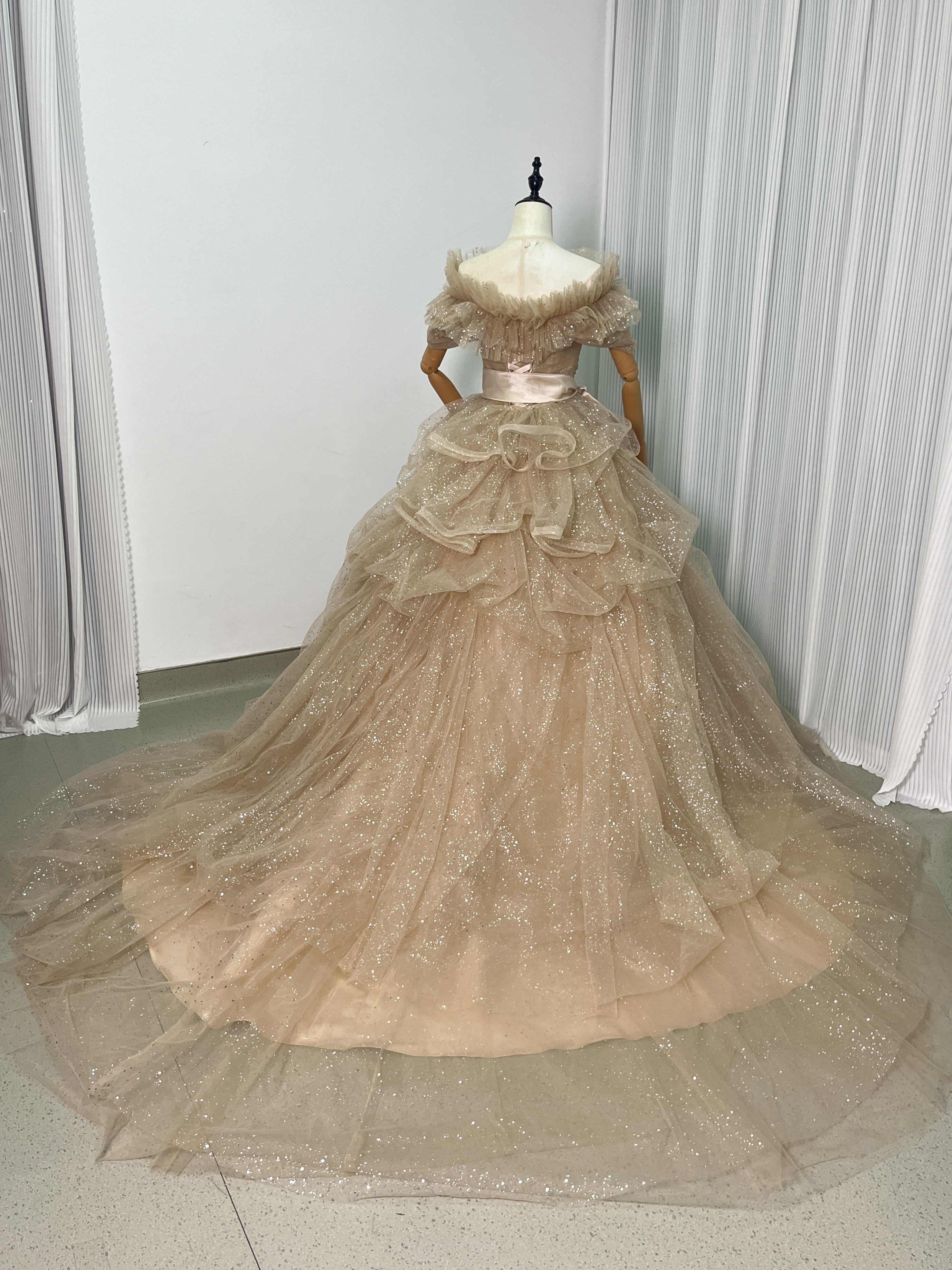 美品！シャンパン色 カラードレス キラキラチュール 取り外しオフショルダー ラッフルフリル 花嫁/前撮り
